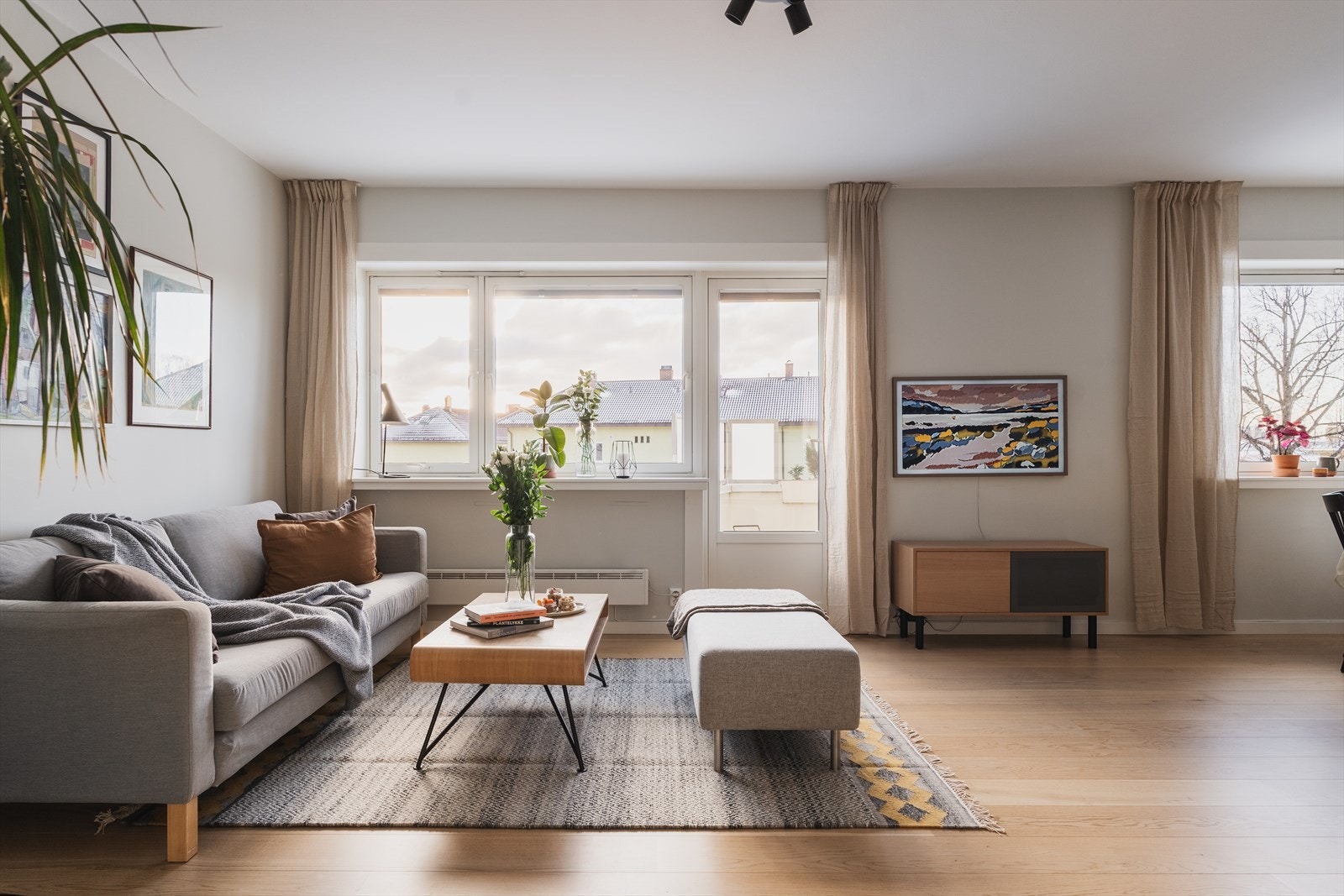 En lys, moderne og gjennomgående 3-roms leilighet med solrik balkong. Galleribilde