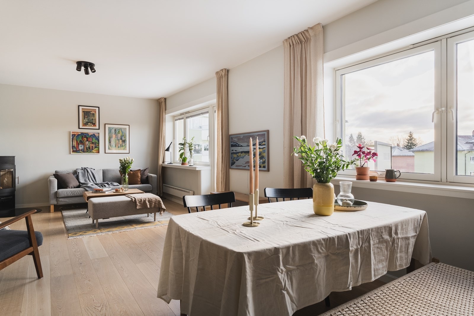 Store vindusflater slipper inn rikelig med naturlig lys og skaper en god romfølelse Galleribilde