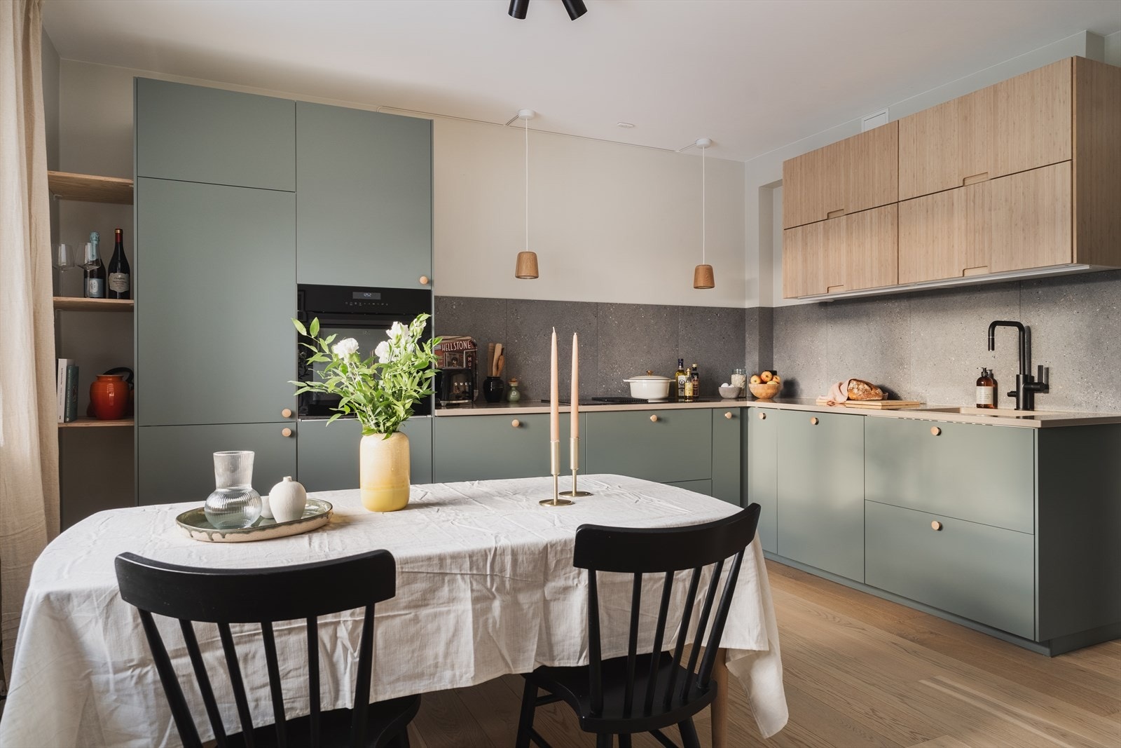 Kjøkkenet har god utnyttelse med meget god skap- og benkeplass. Galleribilde