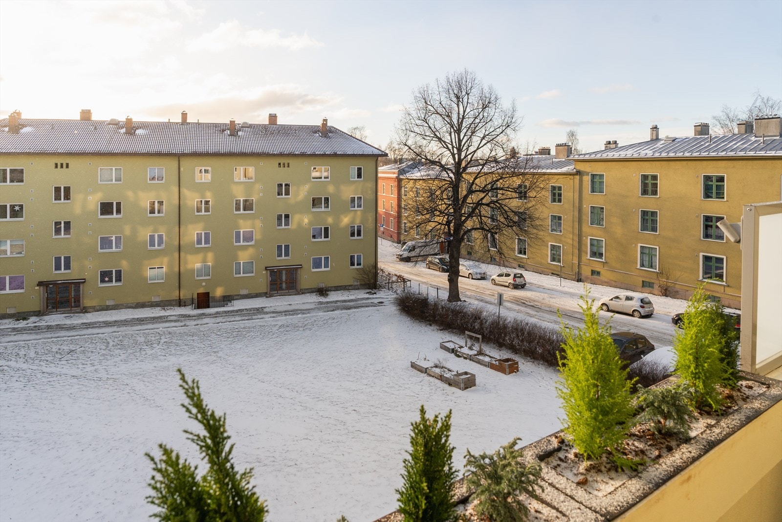 Fint, grønt utsyn fra balkongen og leiligheten mot borettslagets grøntareal Galleribilde