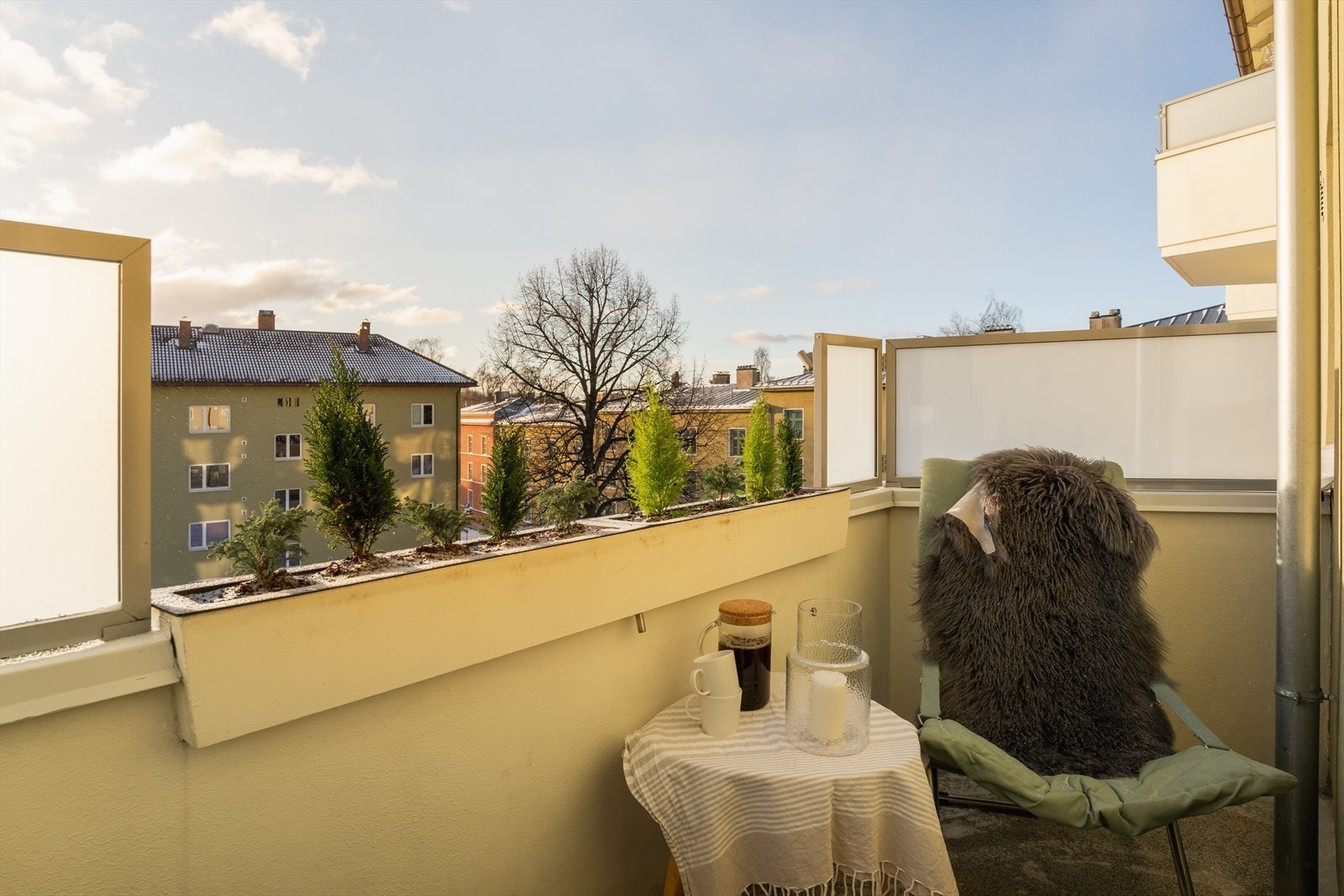 Romslig sørvendt balkong med gode solforhold. Galleribilde