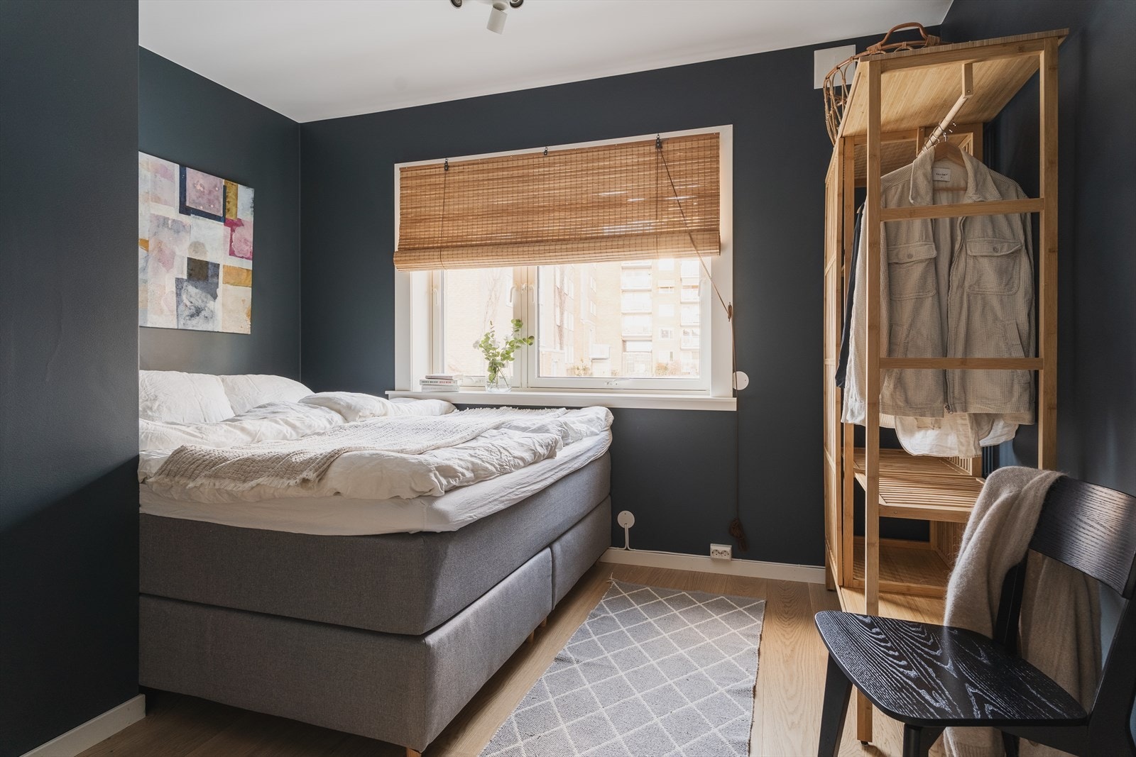 Hovedsoverommet er romslig med god plass til oppbevaring Galleribilde