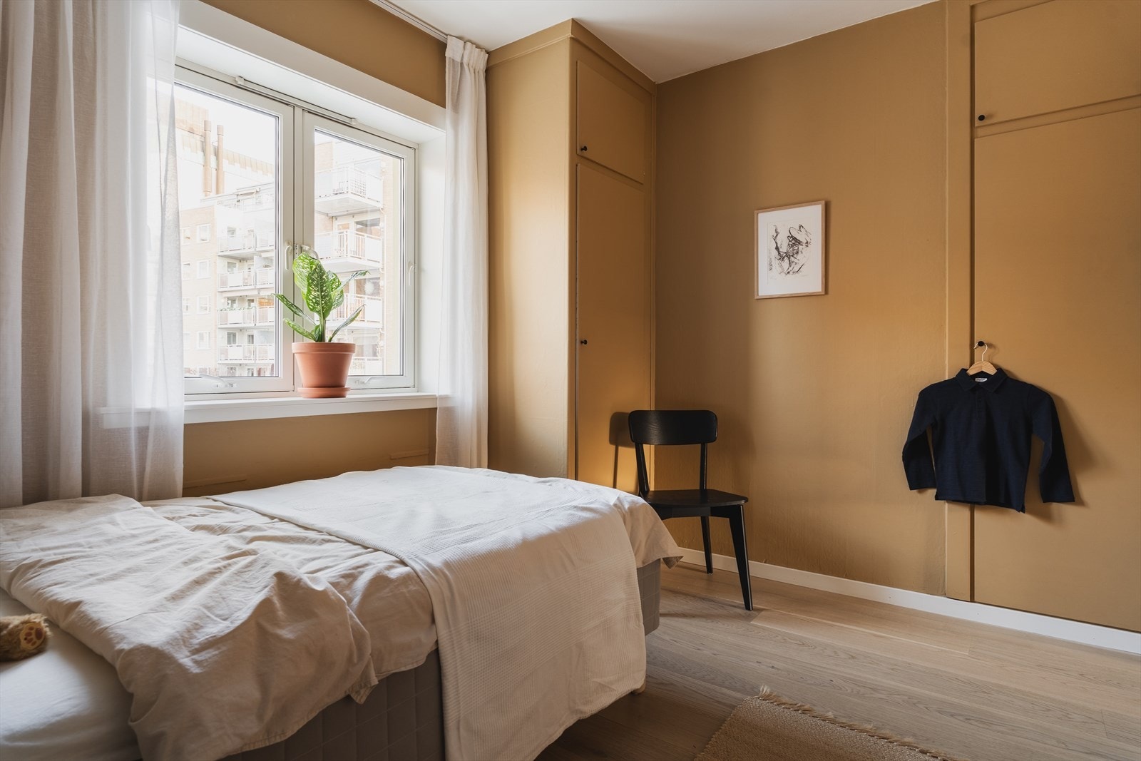 Godt med lagringsplass i integrerte garderobeskap Galleribilde