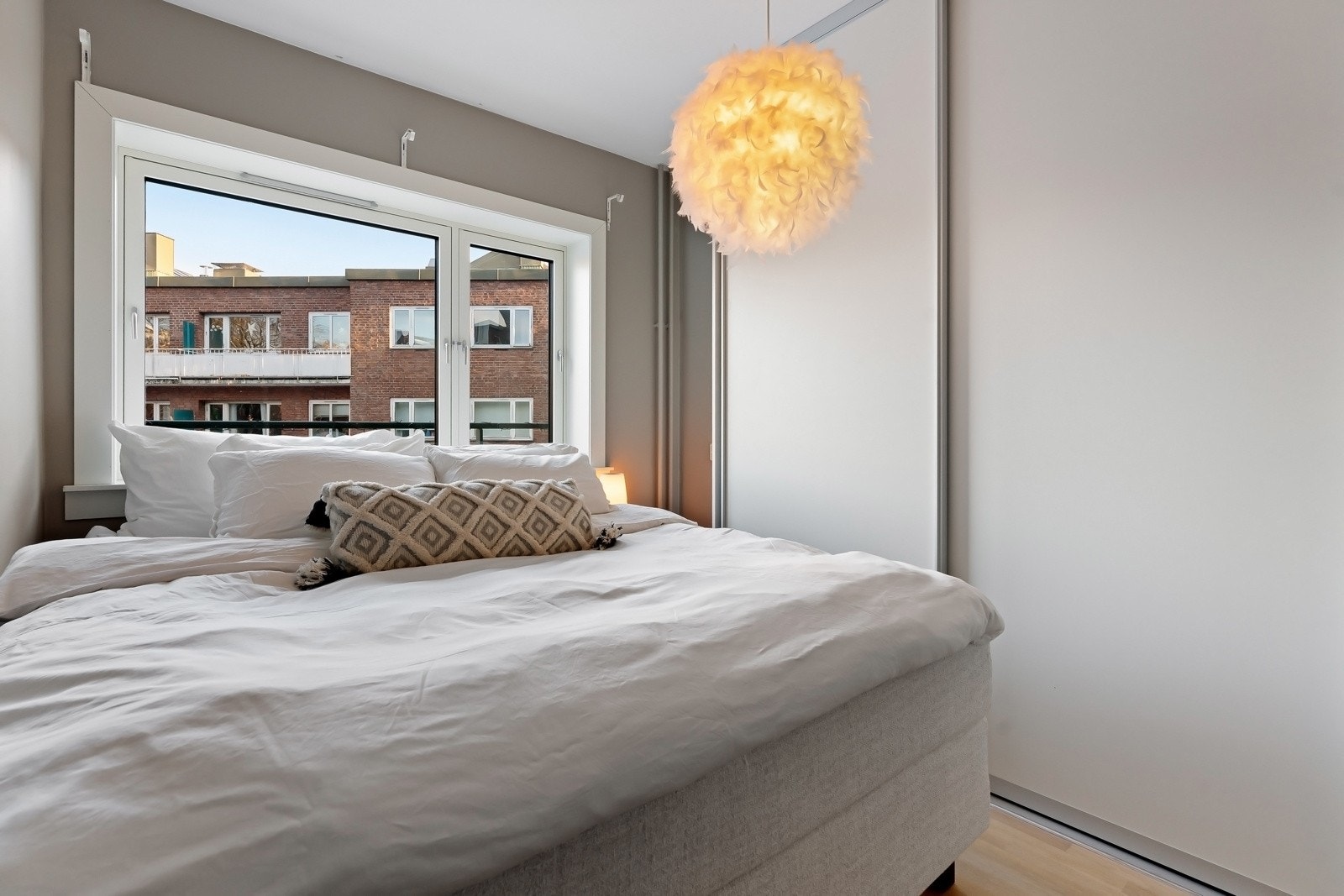 Det er god plass til dobbeltseng, og rommet har en stor og romslig skyvedørsgarderobe med rikelig oppbevaringsplass Galleribilde