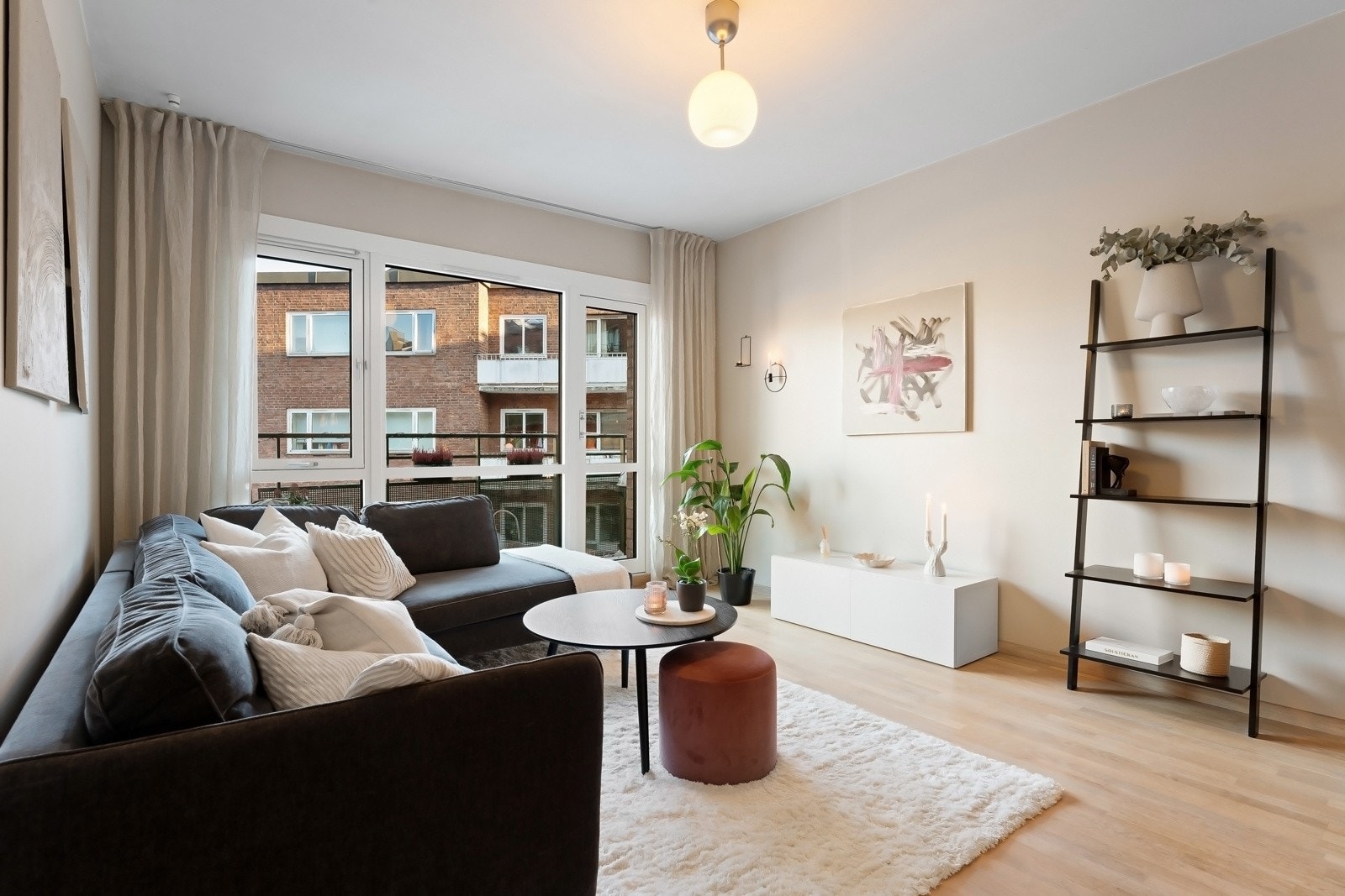 Den åpne planløsningen gjør det enkelt å møblere, med god plass til en sofagruppe og øvrig møblement Galleribilde