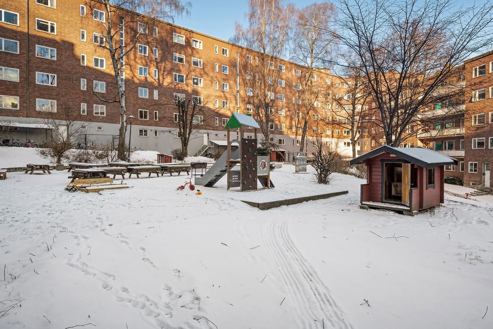 Fellesarealet byr på en hyggelig uteplass hvor du kan invitere til grilling, sosiale sammenkomster og avslappende stunder Galleribilde