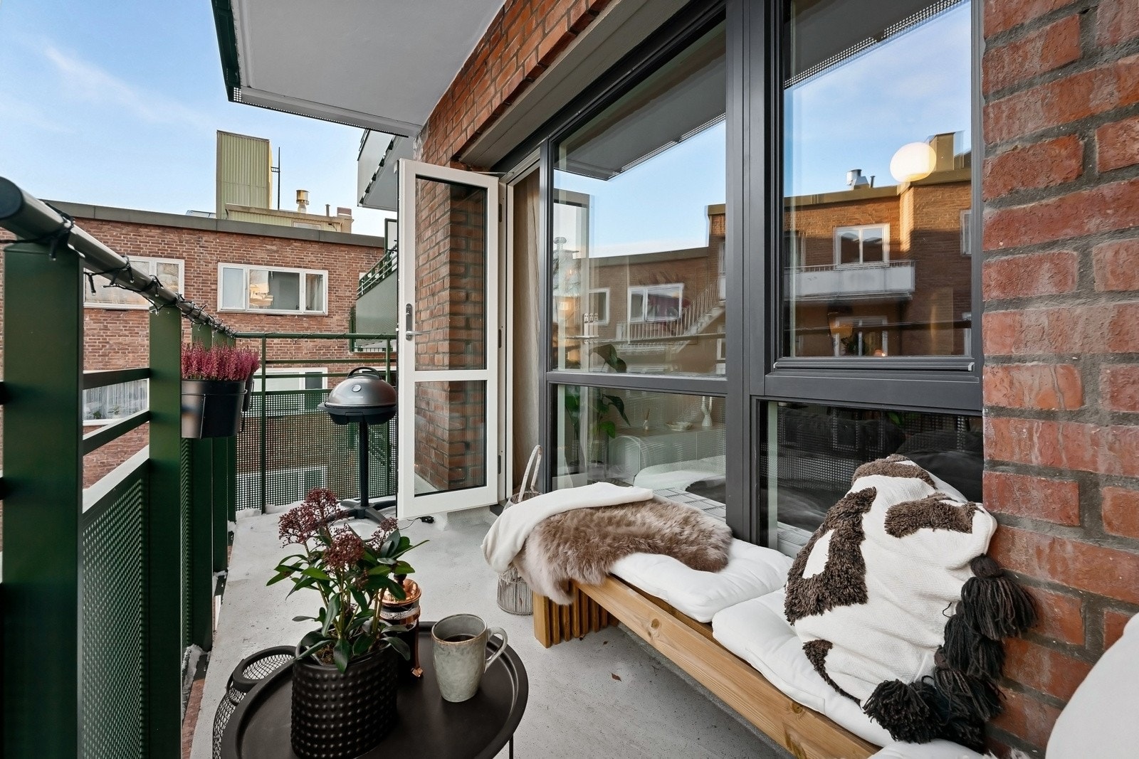 Balkongen på 7 kvm, oppgradert i 2023, har adkomst fra stuen og vender mot eiendommens rolige fellesarealer Galleribilde