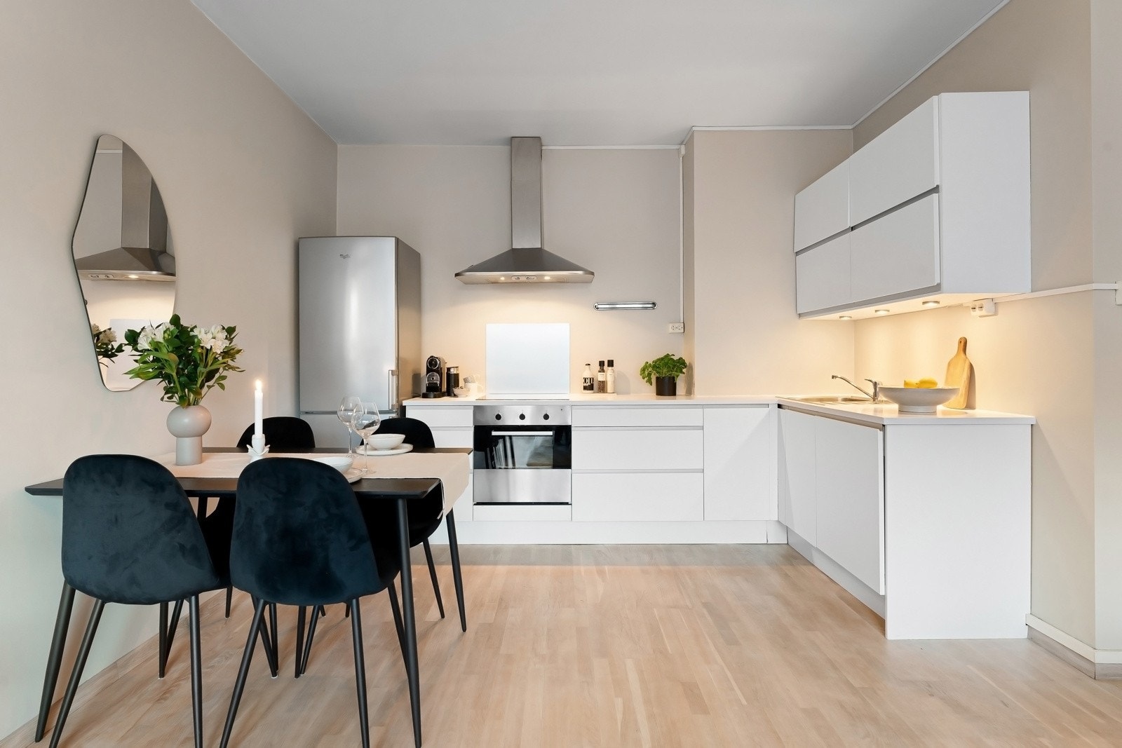 Kjøkkeninnredning fra IKEA, med foliert heltre benkeplate og slette, lyse fronter Galleribilde