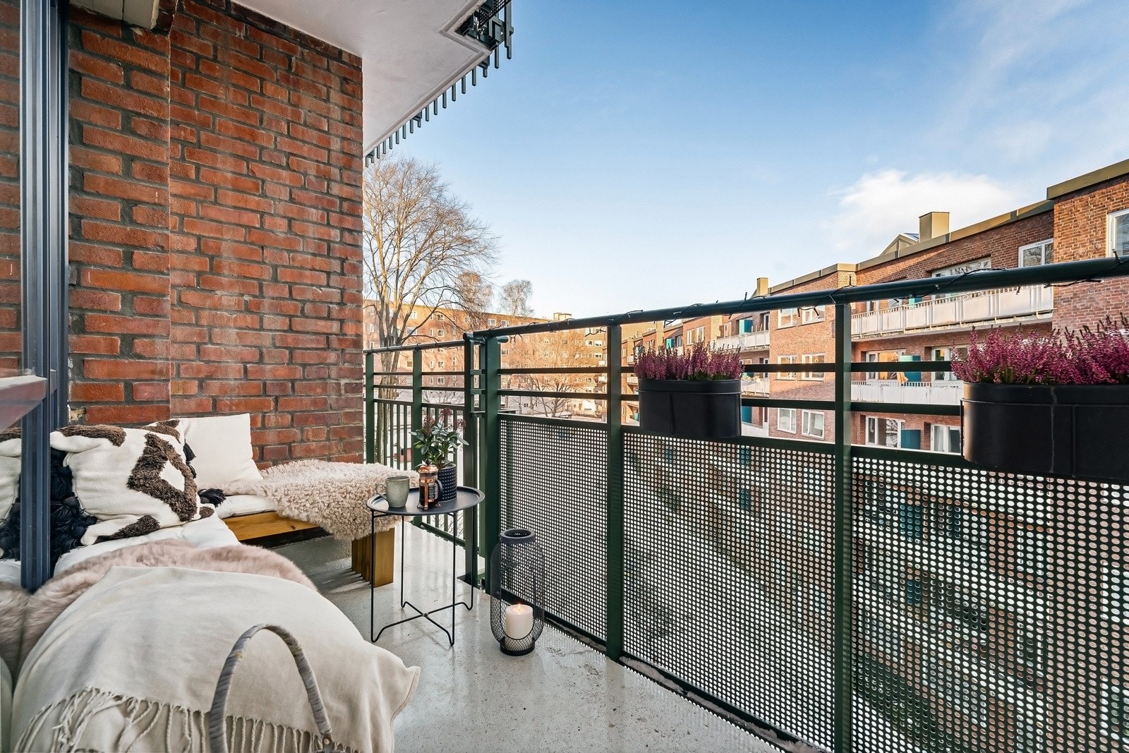 Varmtvann og oppvarming er inkludert i felleskostnadene. Både vinduer og balkongdøren er fra 2023 Galleribilde