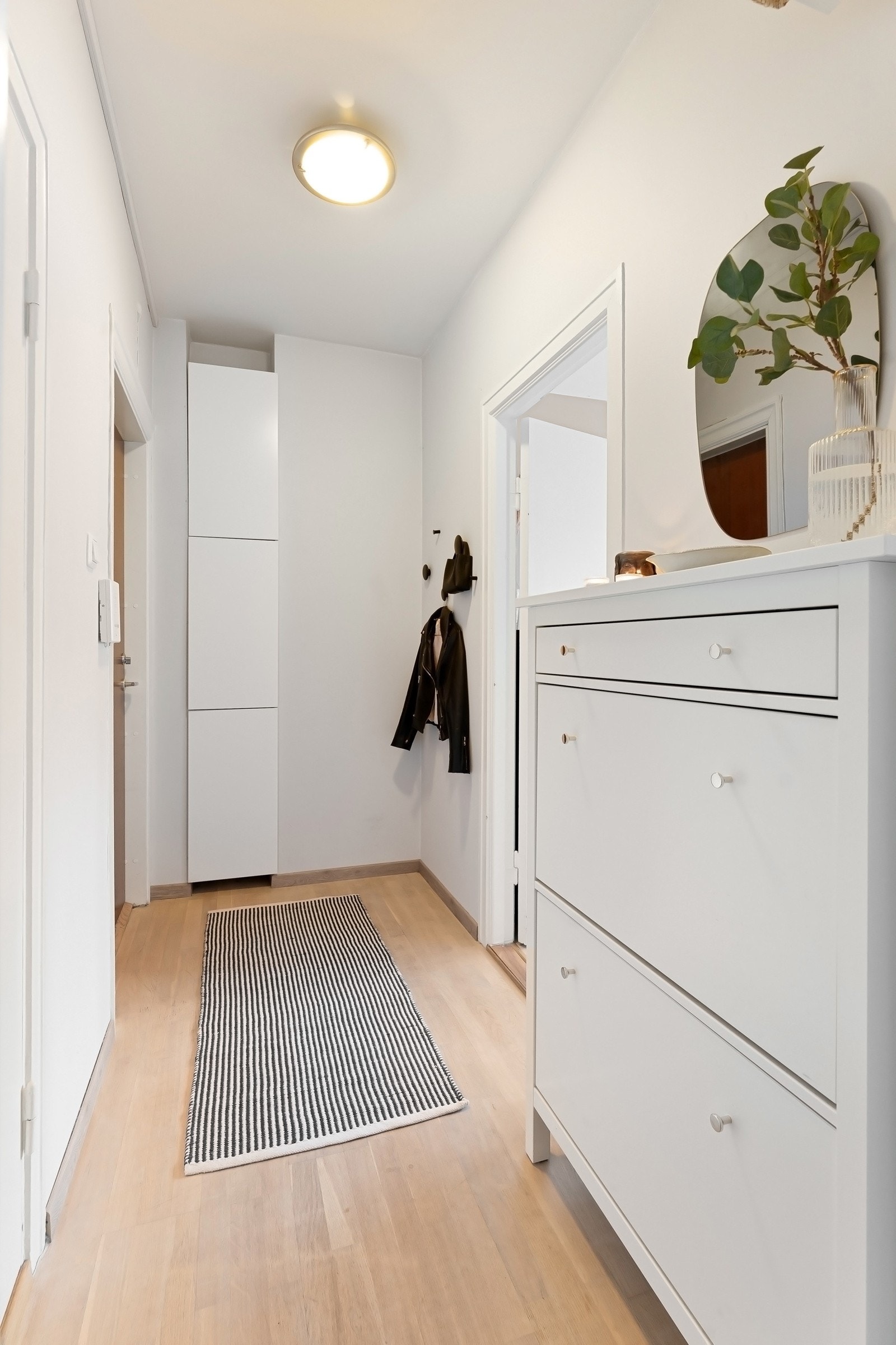 Entréen er romslig med god plass til å henge fra seg sko og yttertøy Galleribilde