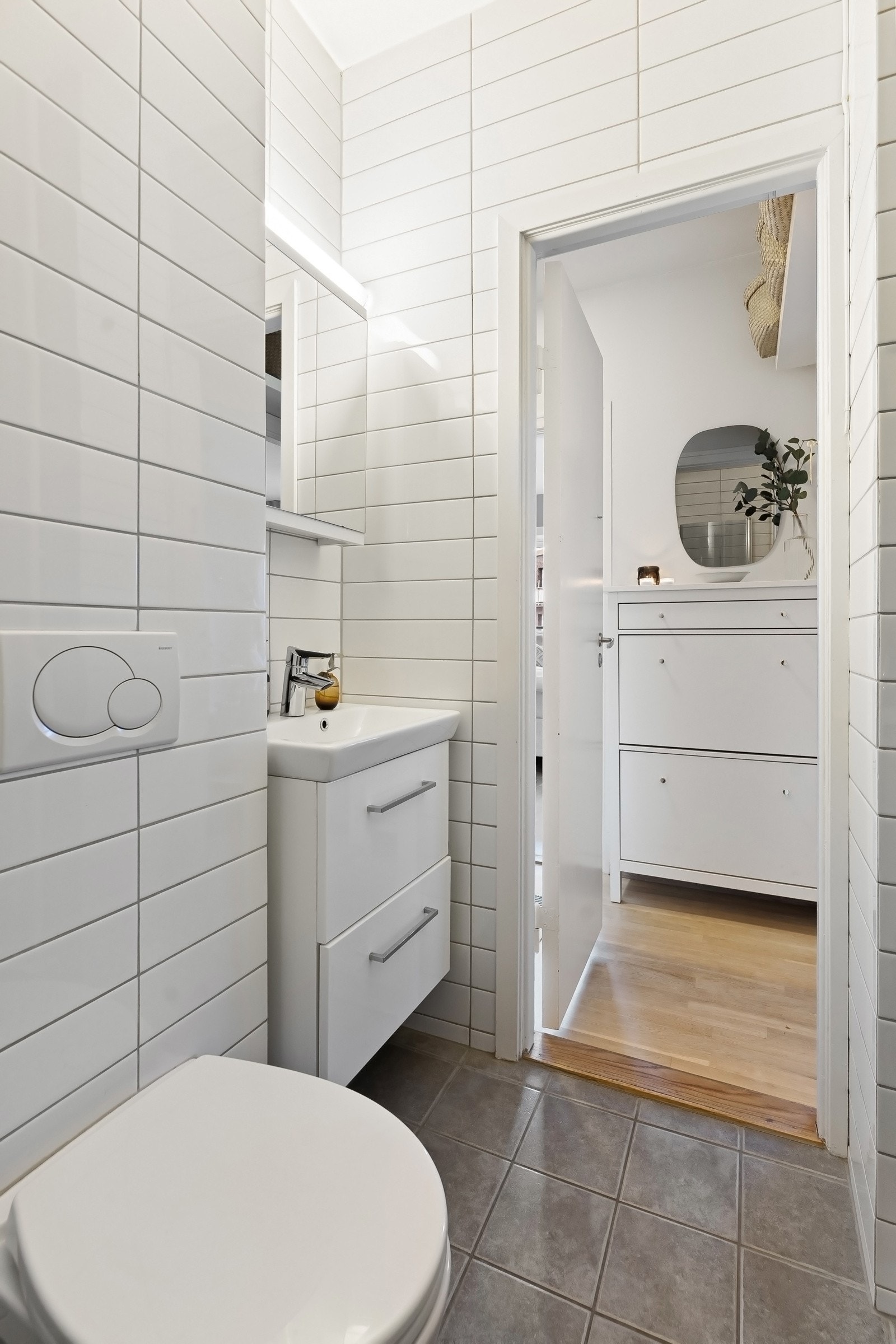 Utstyrt med et praktisk dusjhjørne med innfellbare dører, servant med innredning og vegghengt toalett. I tillegg er det opplegg for vaskemaskin Galleribilde