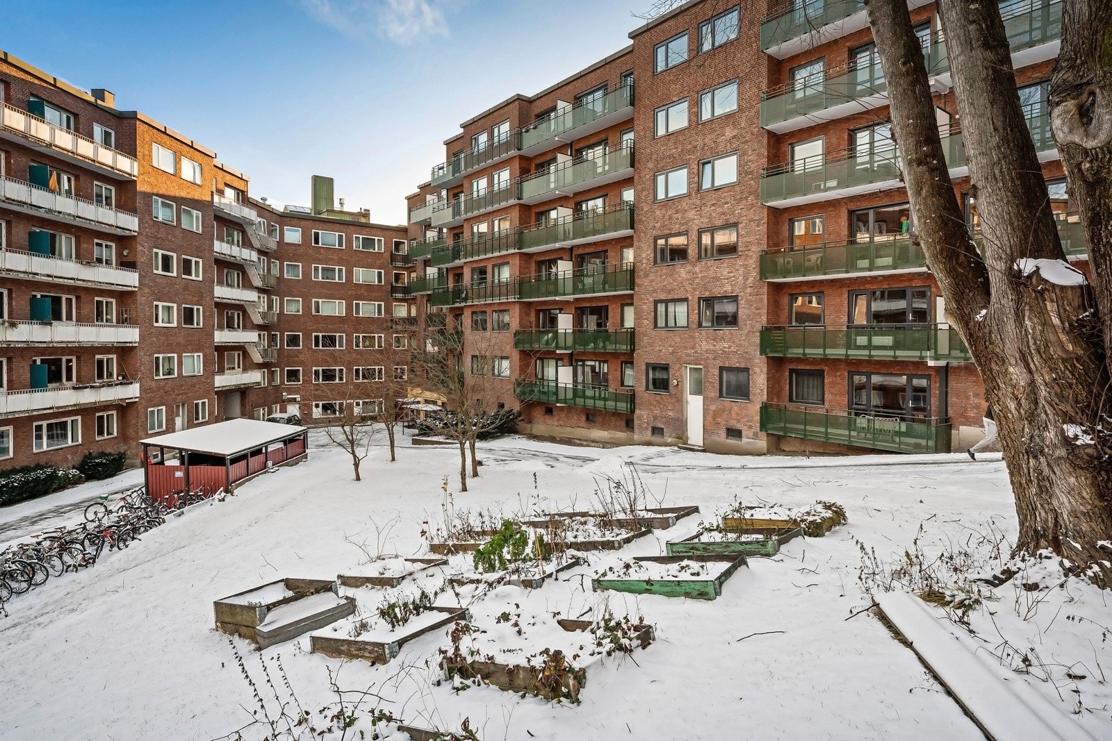 Boligen og balkongen vender mot indre gårdsrom, noe som gir rolige omgivelser Galleribilde