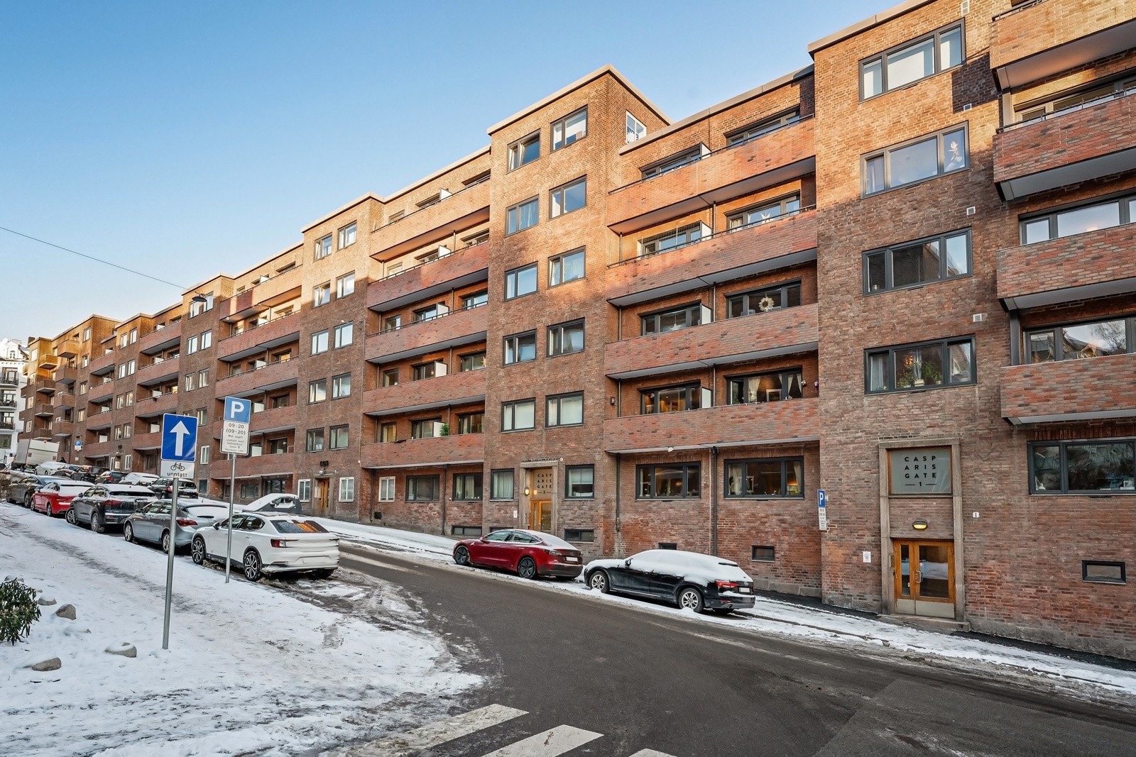 Leiligheten ligger på et sentralt og urbant boligområde på St. Hanshaugen med kort vei til Alexander Kiellands plass, St. Hanshaugen og Grünerløkka Galleribilde