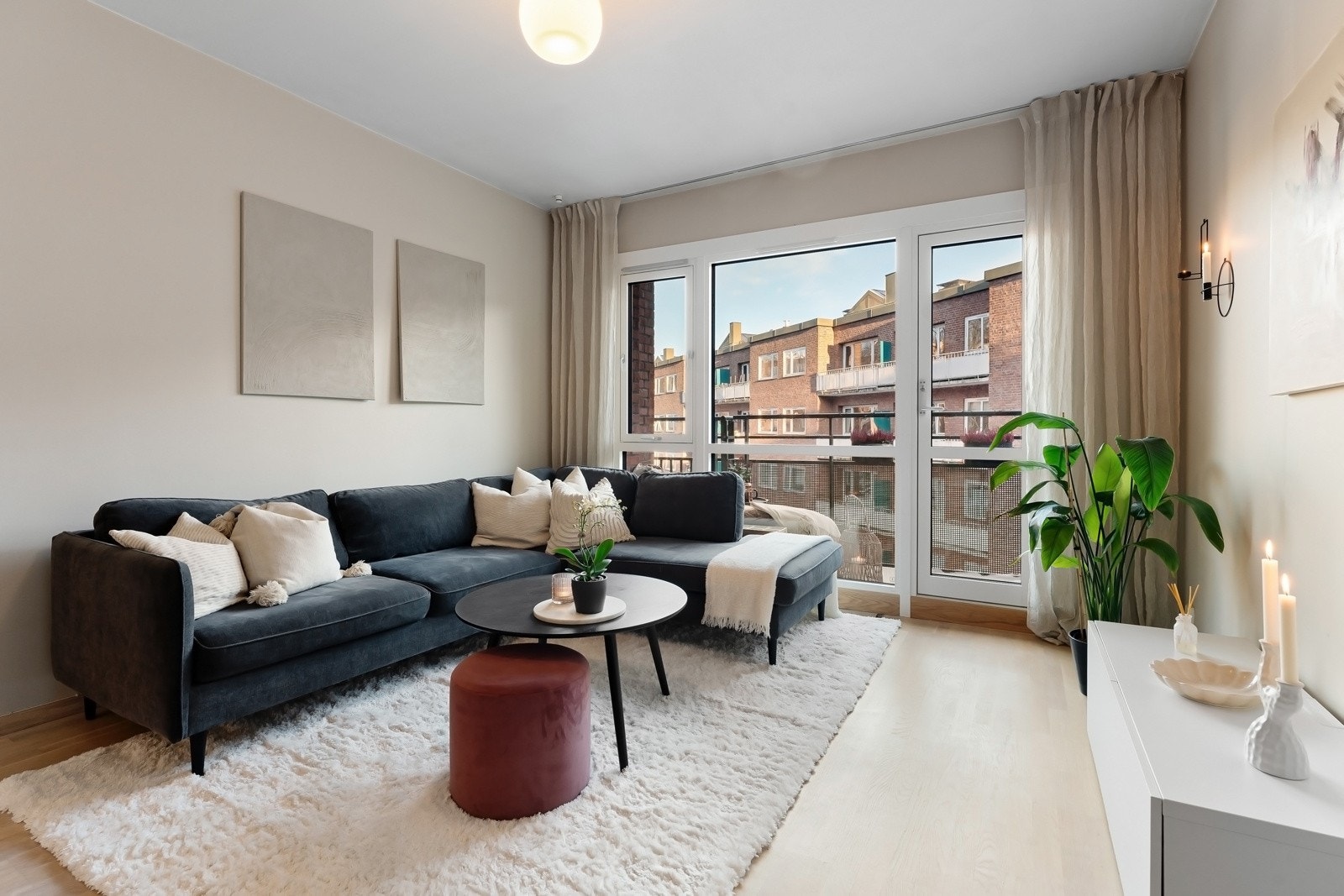 Stuen er lys og trivelig, med store vindusflater og en sjenerøs takhøyde på 2,65 meter som gir en romslig følelse Galleribilde