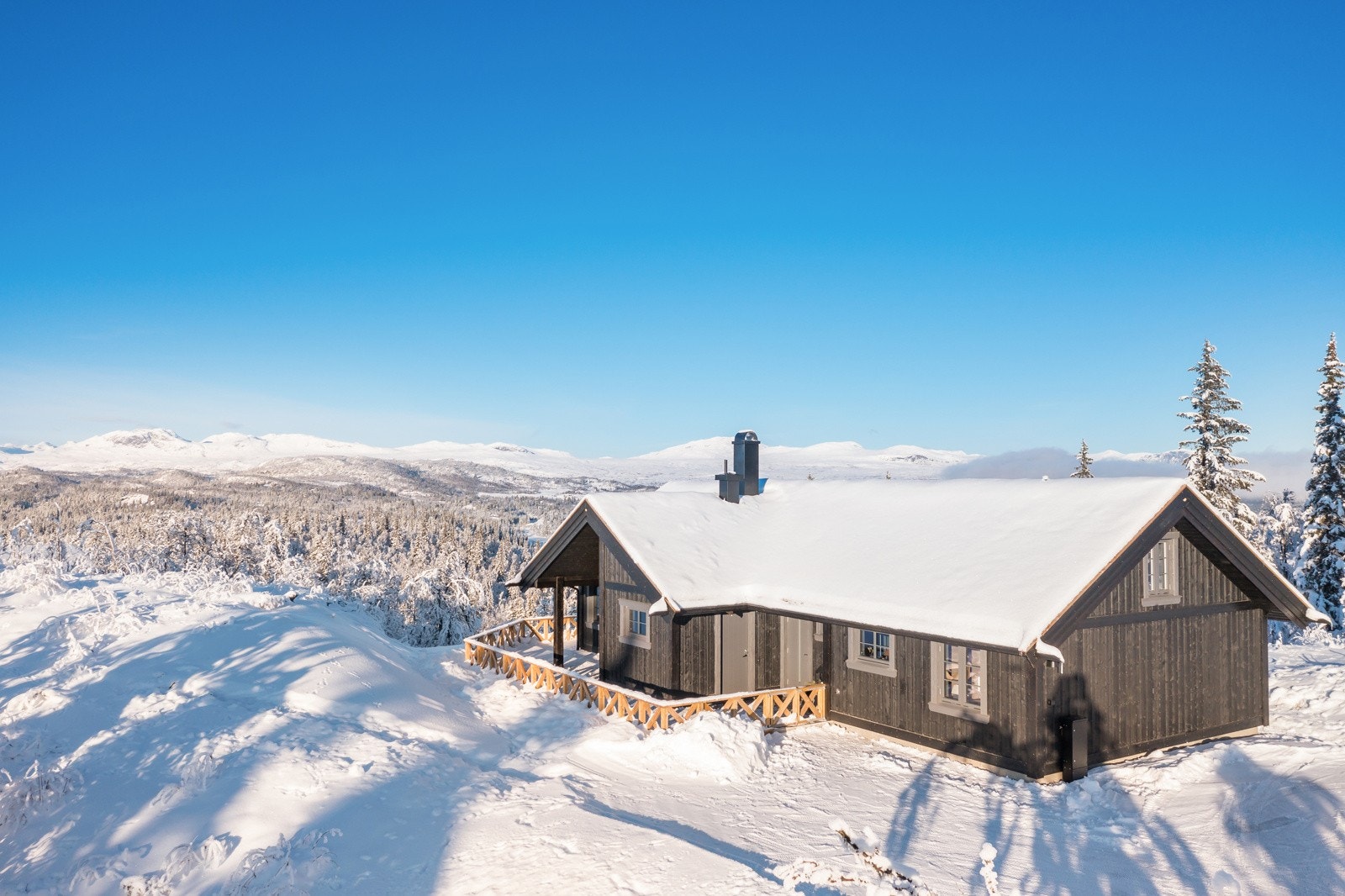Her får du panoramautsikt over den majestetiske fjellheimen fra Skogshorn til Lauvdalsbrea, samt ypperlige solforhold med sol fra morgen til kveld. Galleribilde