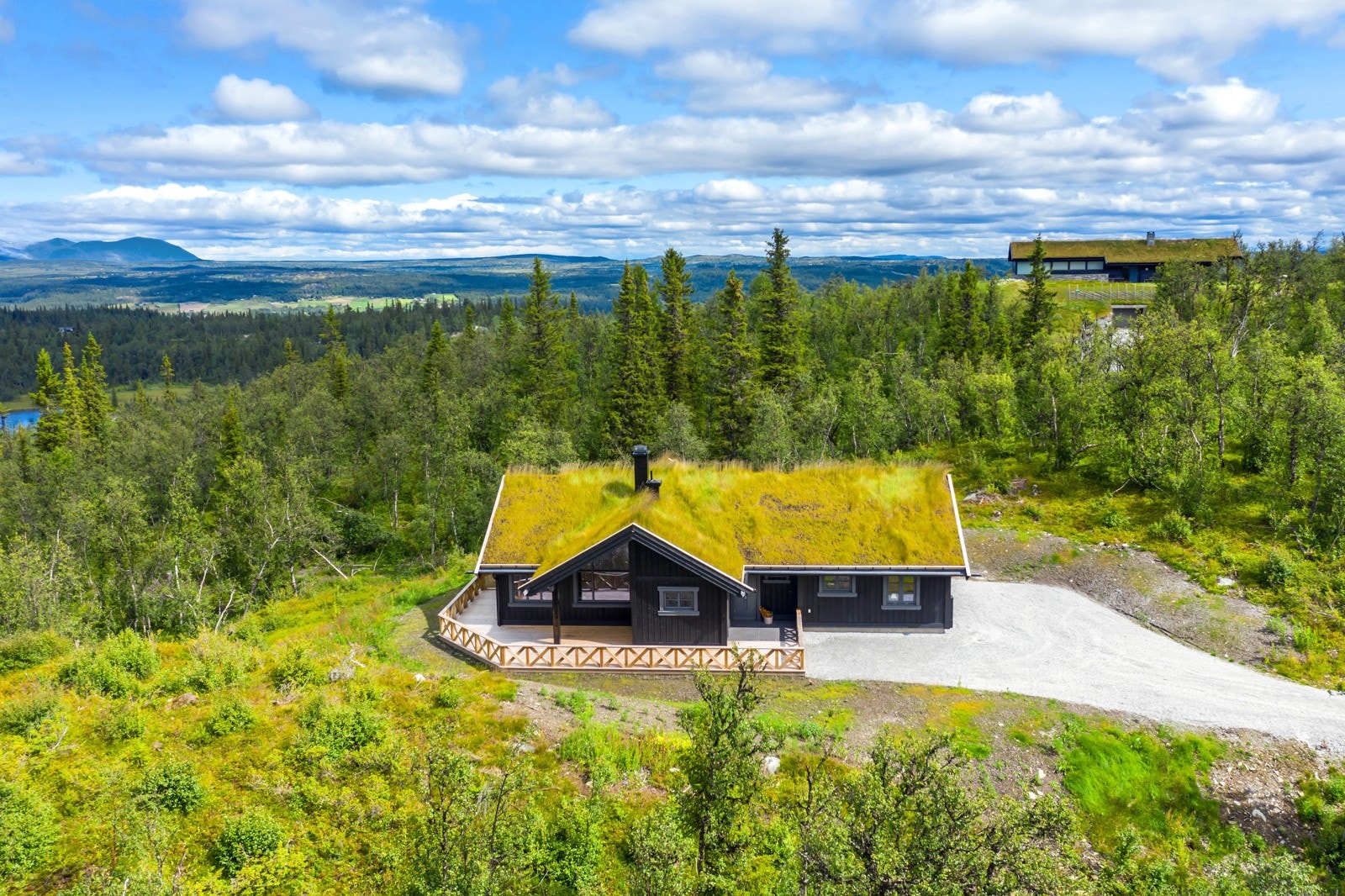 Panoramautsikt til praktfulle fjell bestående av bla Reineskarvet, Lauvdalsbrea, Såta, Grytingen og Skogshorn. Galleribilde