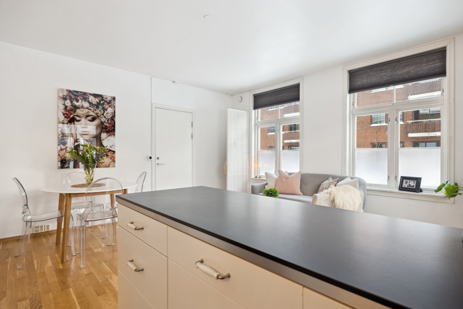 Leiligheten har en åpen kjøkkenløsning som skaper en mer sosial ramme. Galleribilde
