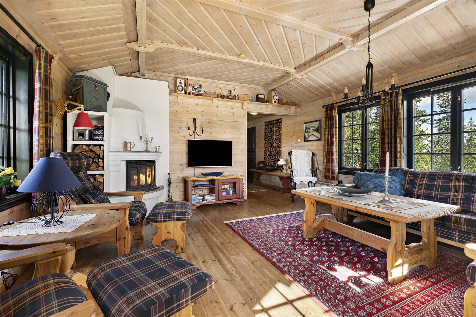 Velkommen inn til romslig stue med peis. Galleribilde