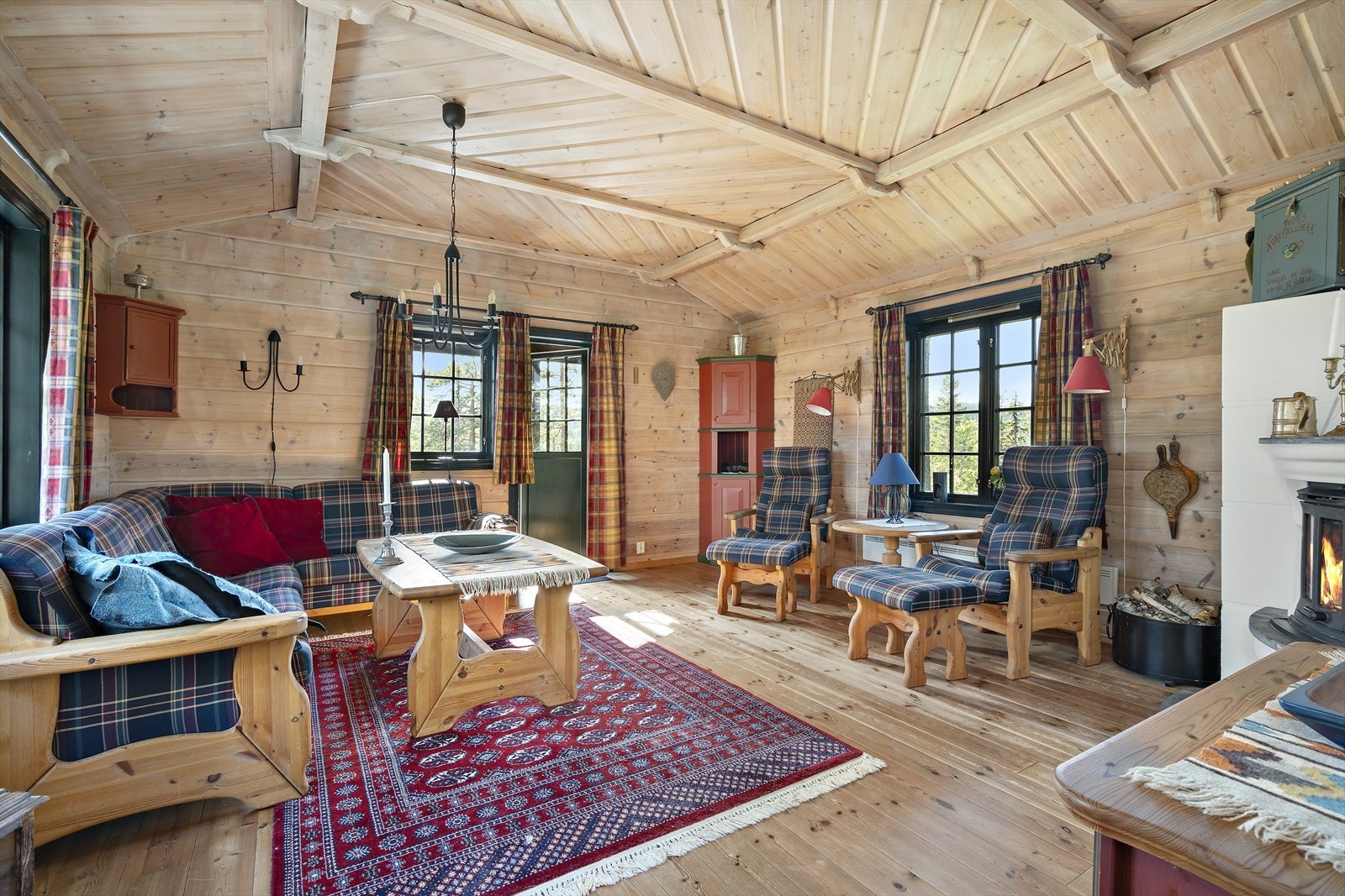 Hytta blir hovedsakelig oppvarmet via peis, panelovner og varmekabler på bad. Galleribilde