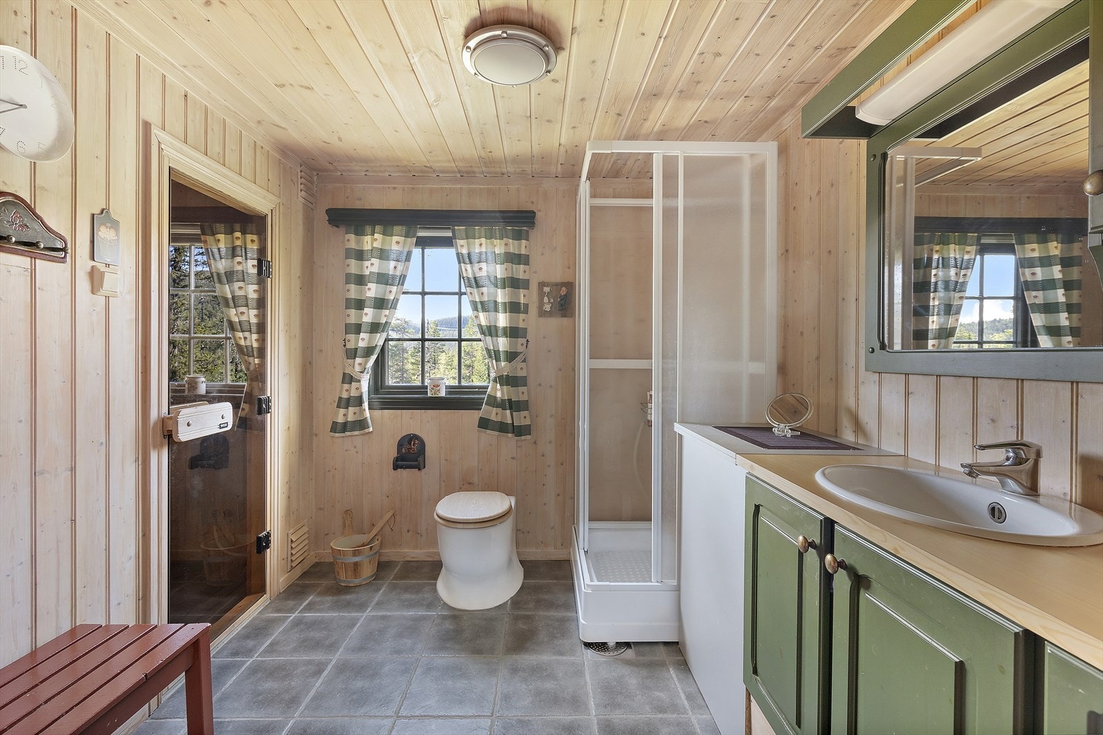 Badet er utstyrt med snurredass, badstue, trykktank, vvtank og dusjkabinett. Galleribilde