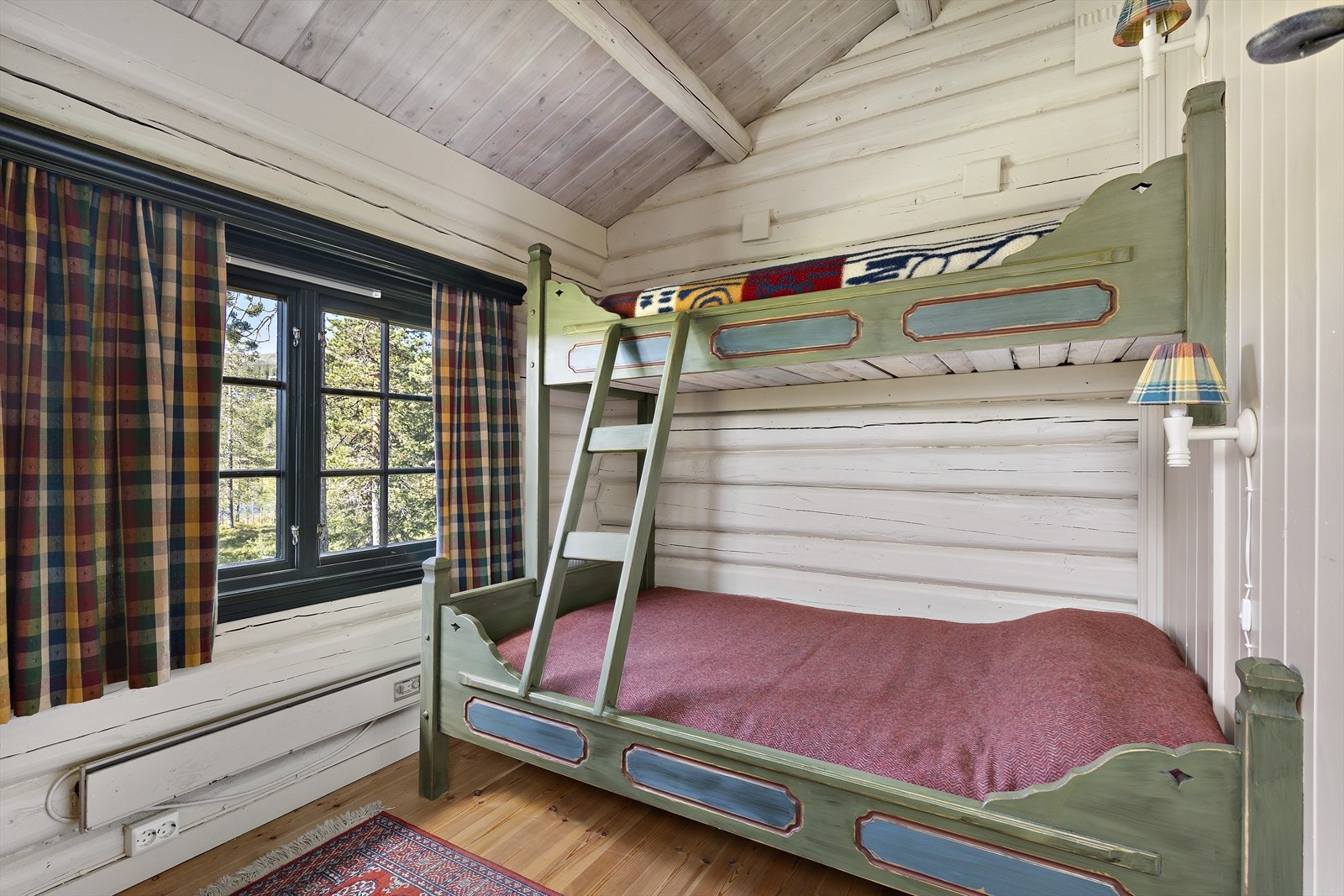 Hytta inneholder tre soverom med totalt 10 sengeplasser. Galleribilde