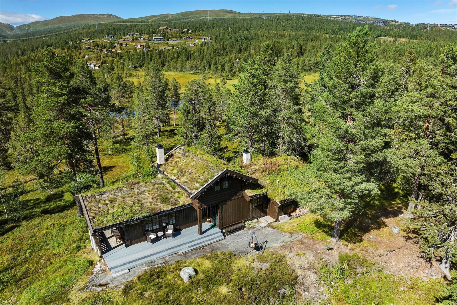 Sjarmerende hytte med torvtak og romslig terrasse på 24 kvm. Galleribilde