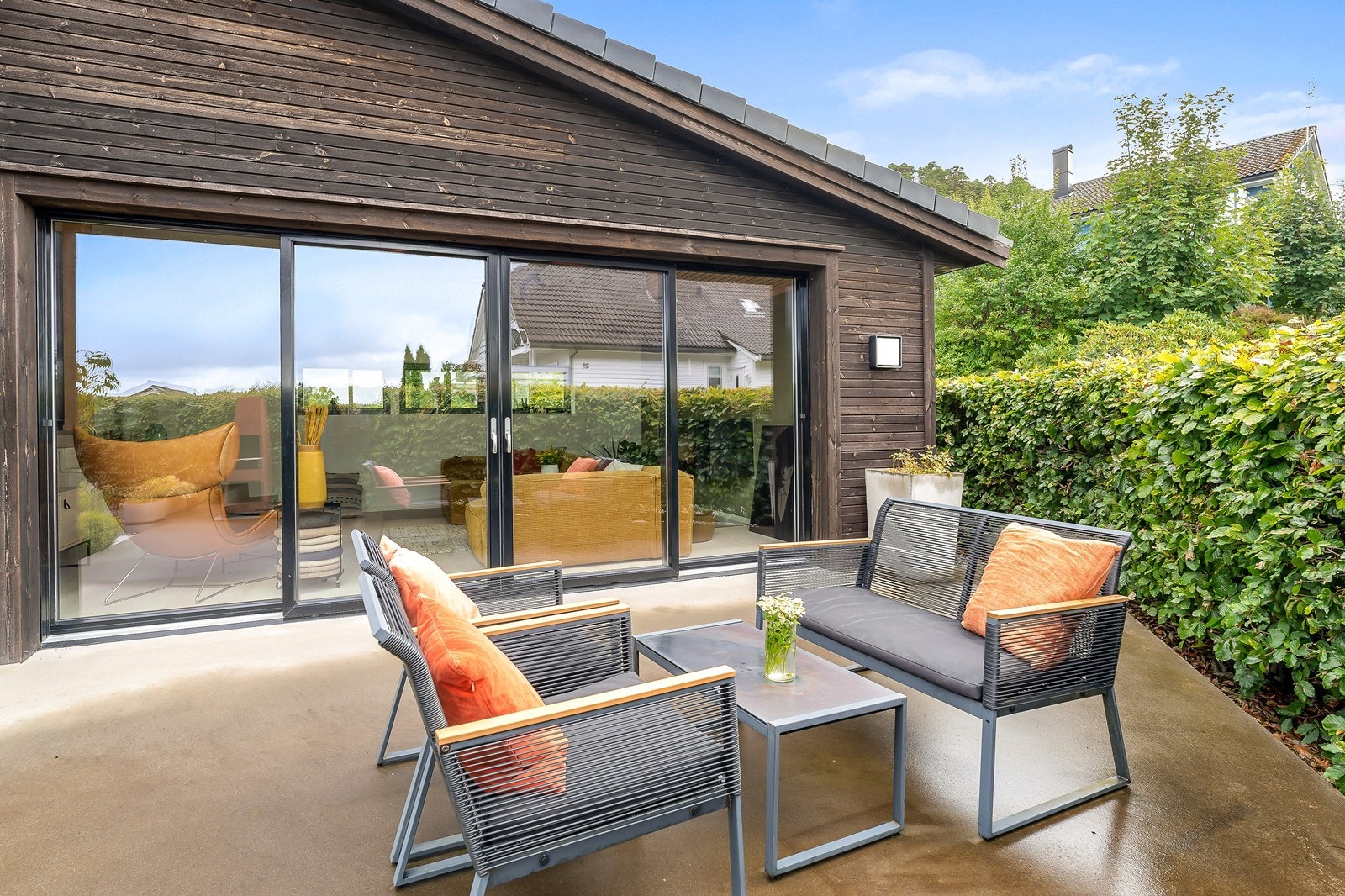 Her sitter man skjermet til for naboene. Galleribilde