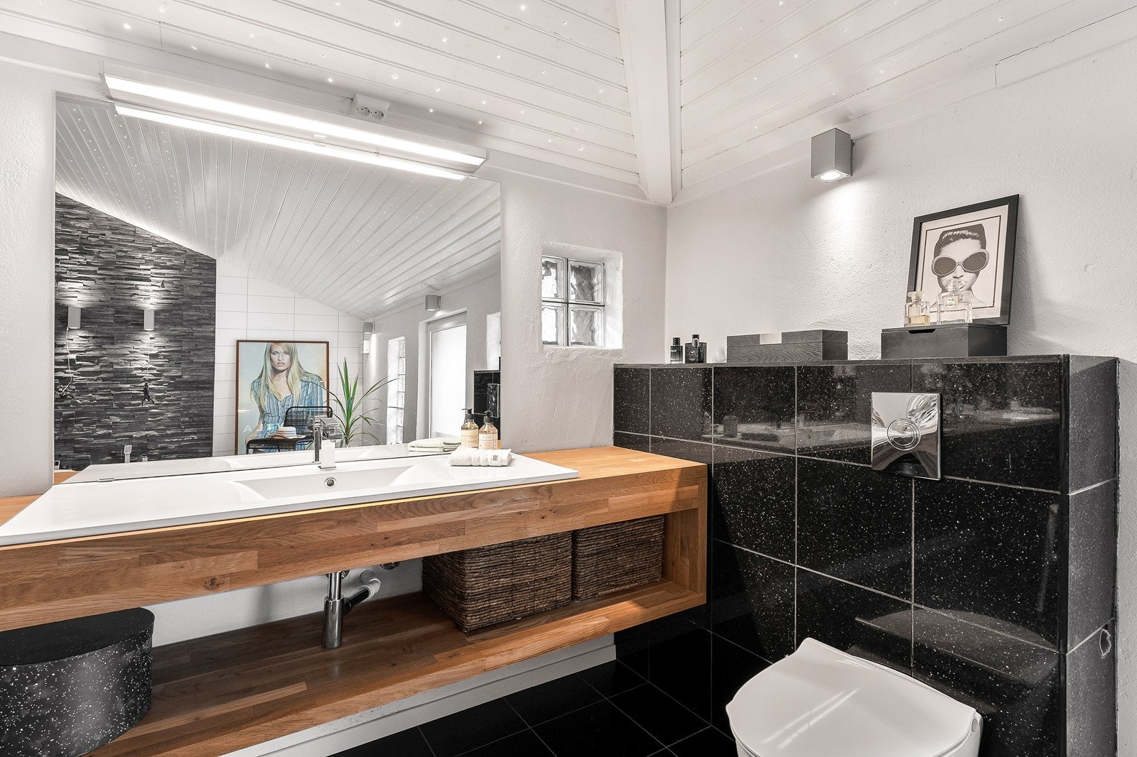 Innredningen på vasken er av heltre. Galleribilde