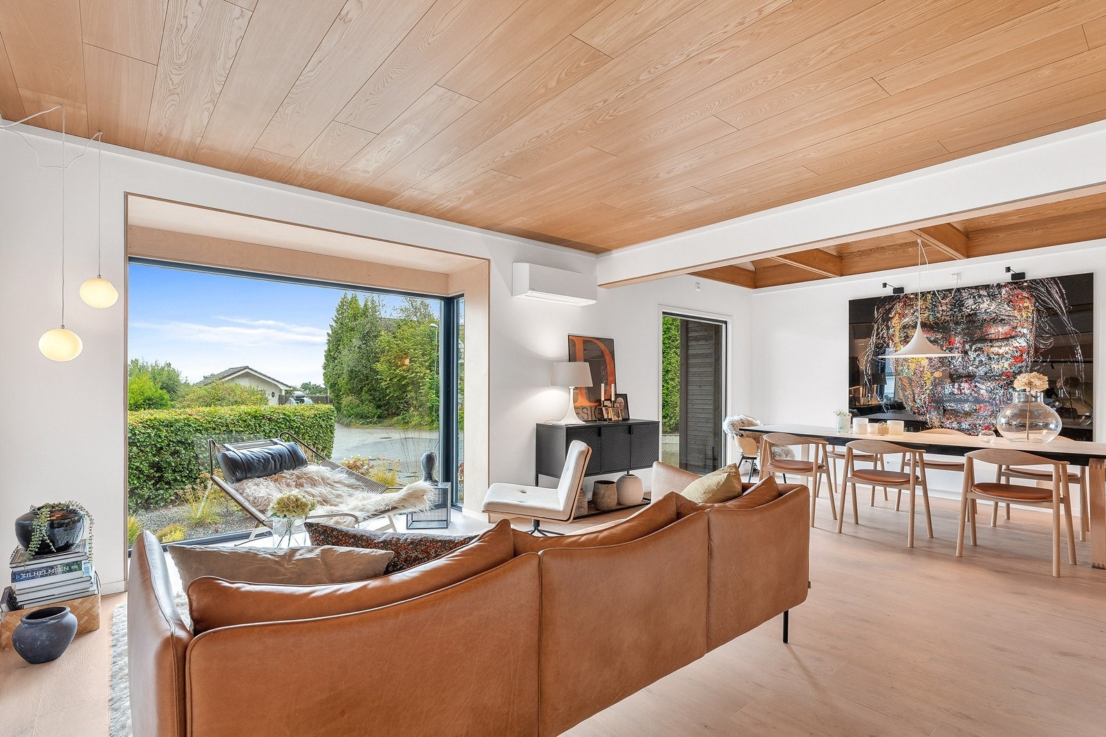 Det ble montert en varmepumpe i stue i 2023. Galleribilde