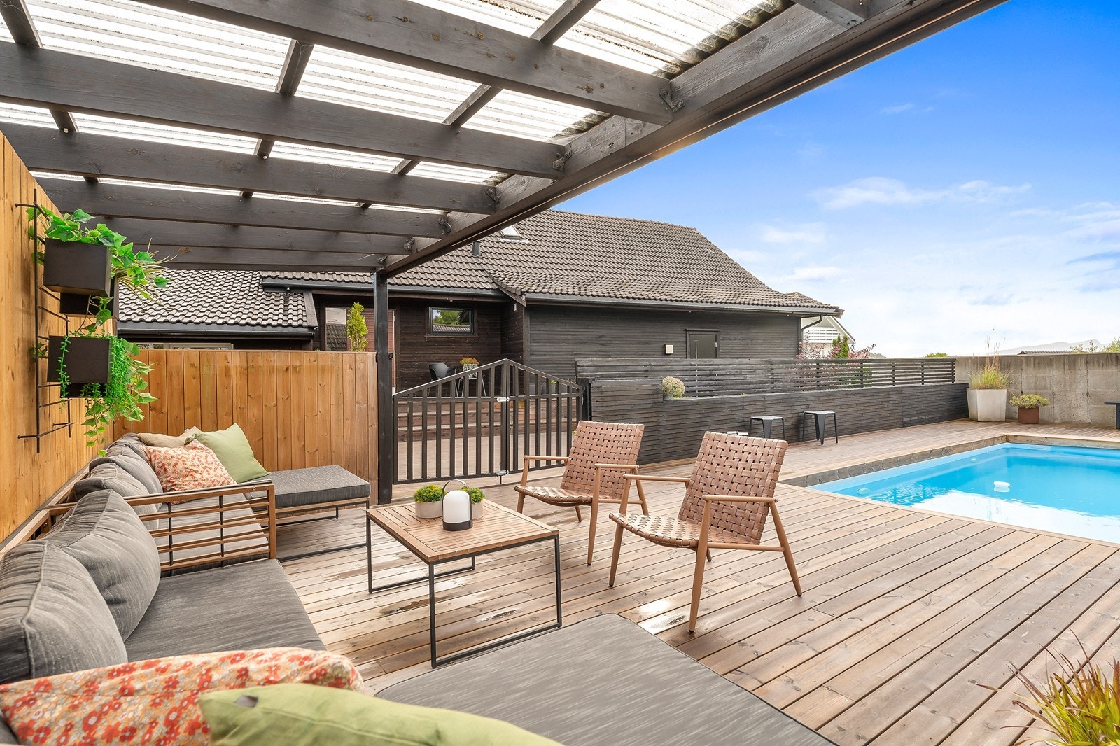 Det er bygget en praktisk pergola for å skjerme mot vær og vind. Galleribilde