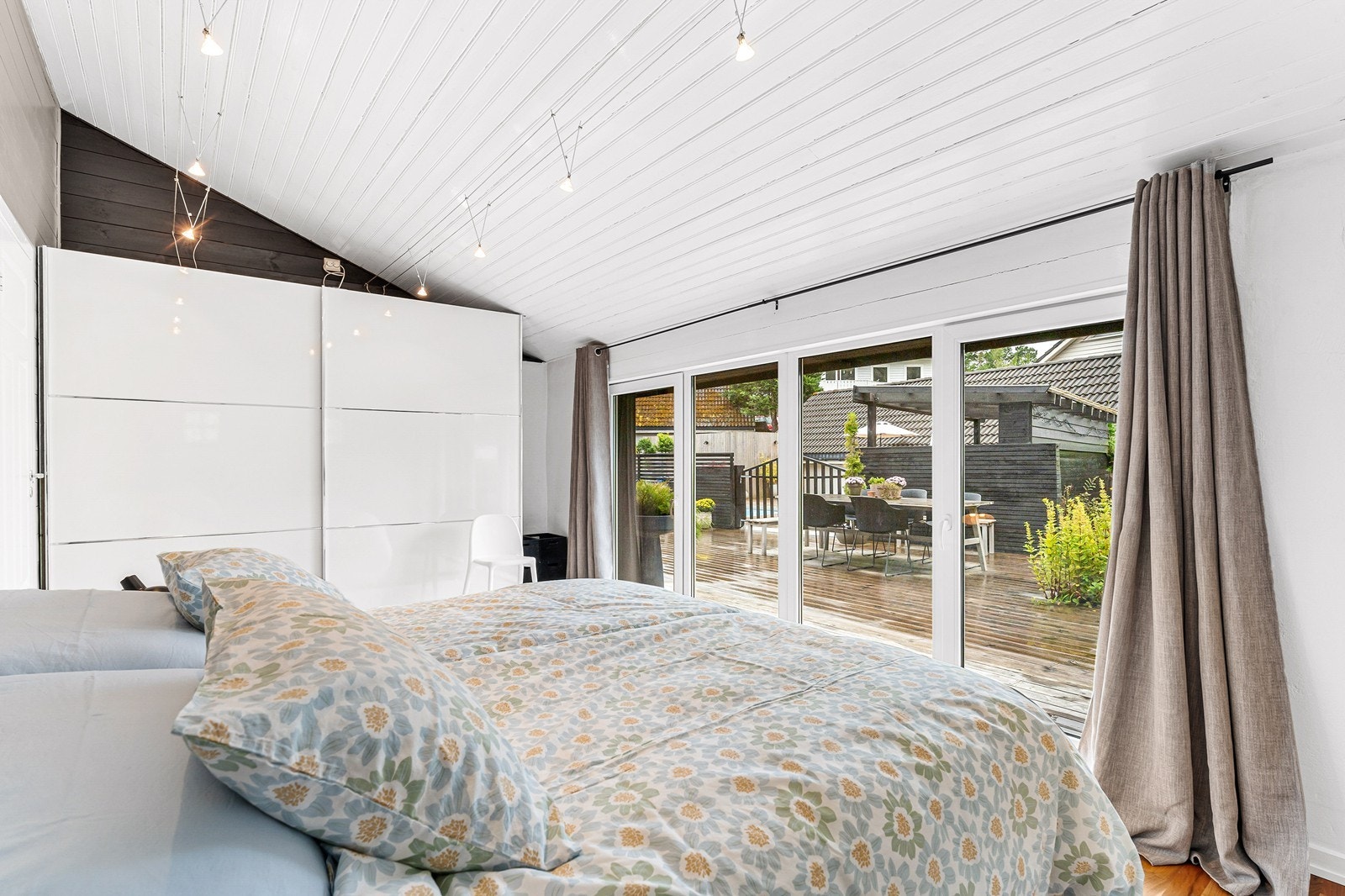 Soverommet i 1. etasjen ble tilbygget sammen med badet i 2010. Galleribilde