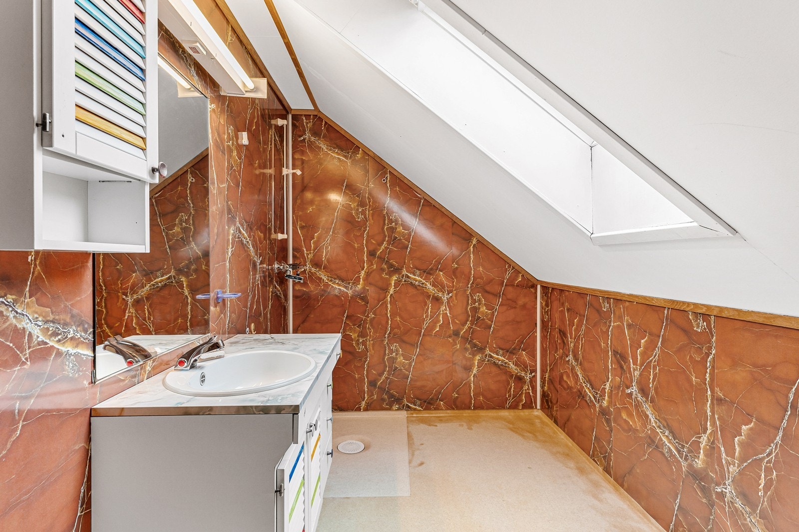 Badet på loftet er av eldre standard og bør oppgraderes for å oppnå dagens krav til standard. Galleribilde