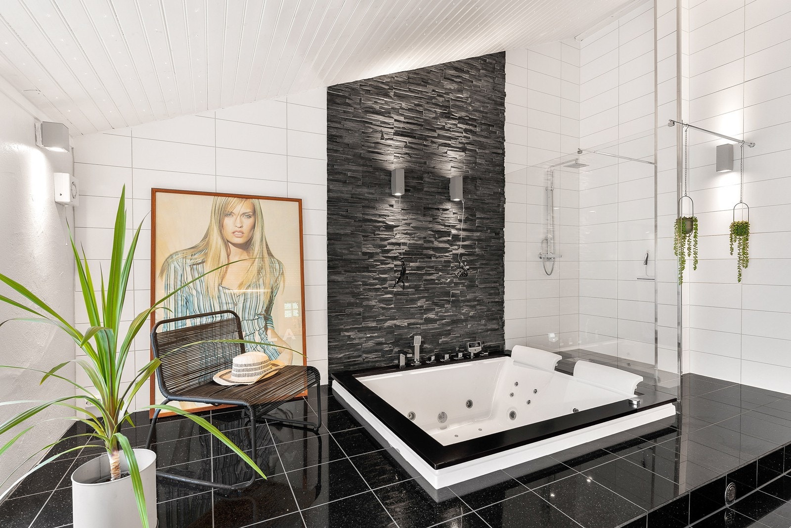 Det er et eget boblebadekar som er nedfelt i gulvet, i tillegg til en egen dusjsone. Galleribilde