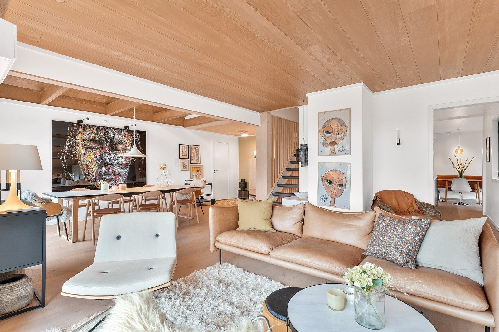 Stuen er inndelt i flere soner, slik at det er god plass til storfamilien. Galleribilde