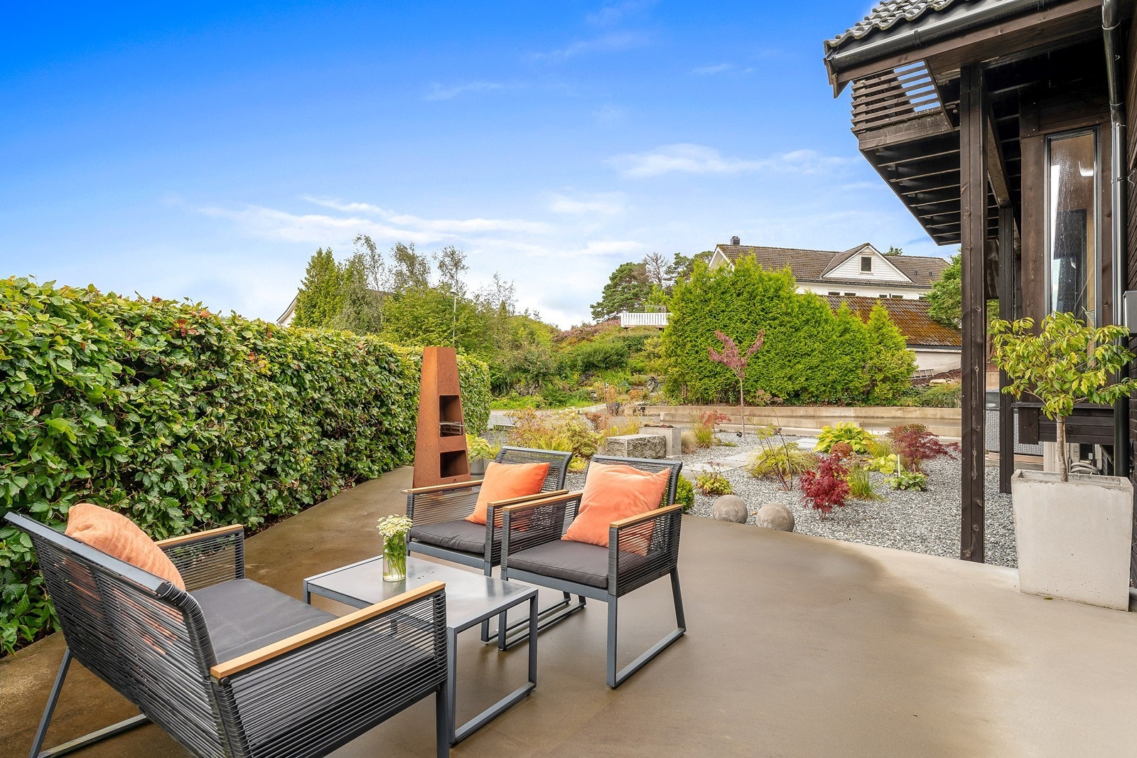 Fra stuen er det utgang til et av flere flotte uteområder. Galleribilde