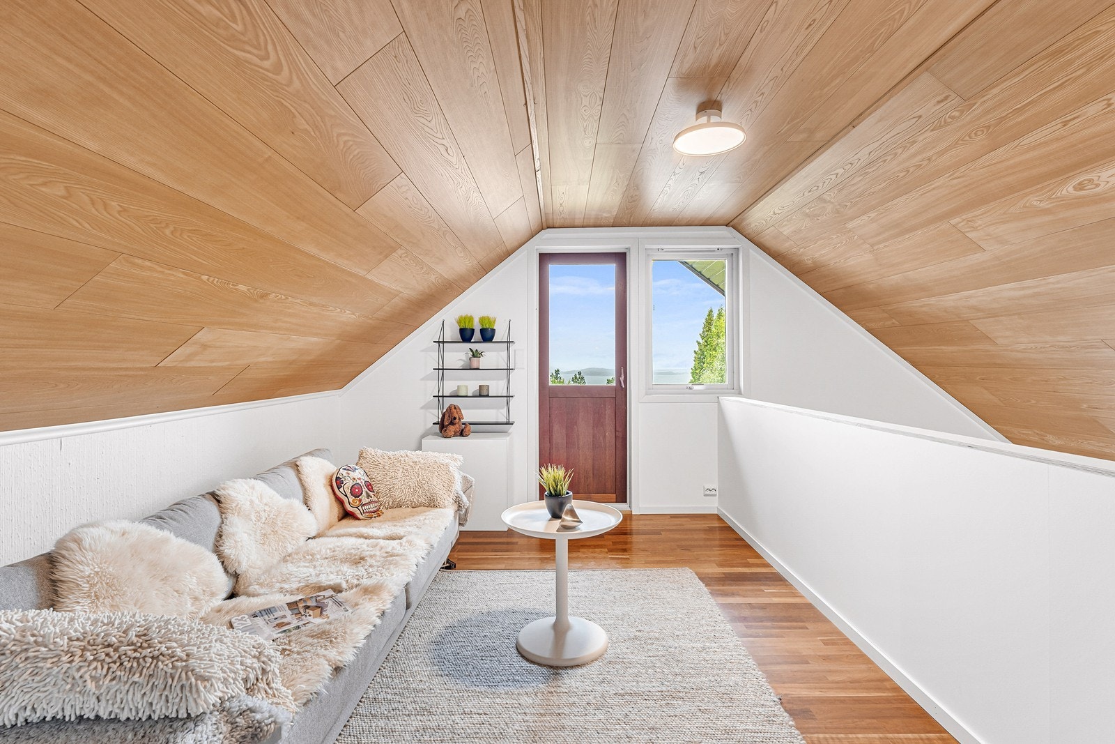 I denne etasjen er det loftstue, 1 soverom og bad. Galleribilde