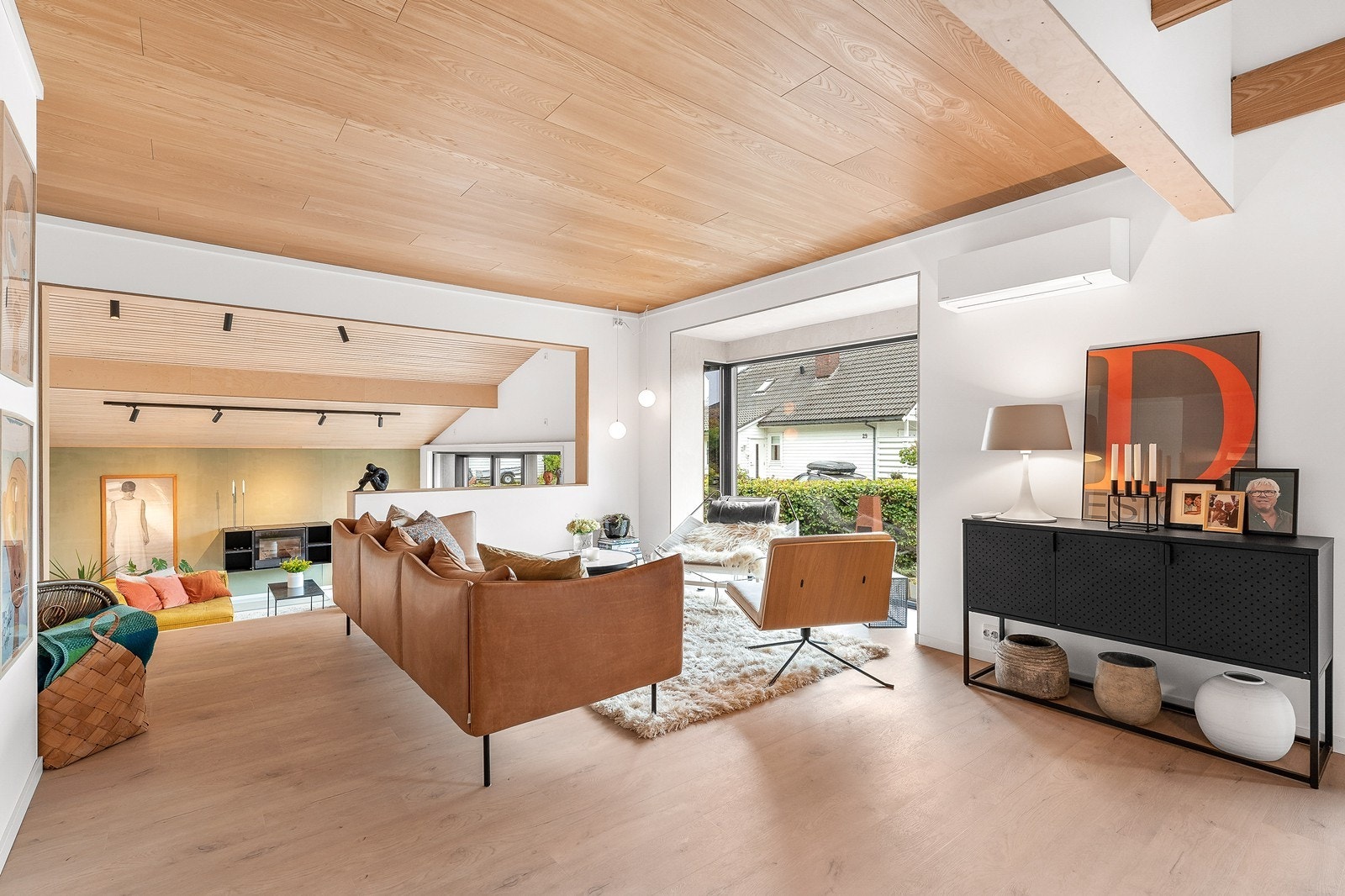 Her er det også parkett i gulv og store vindusoverflater. Galleribilde