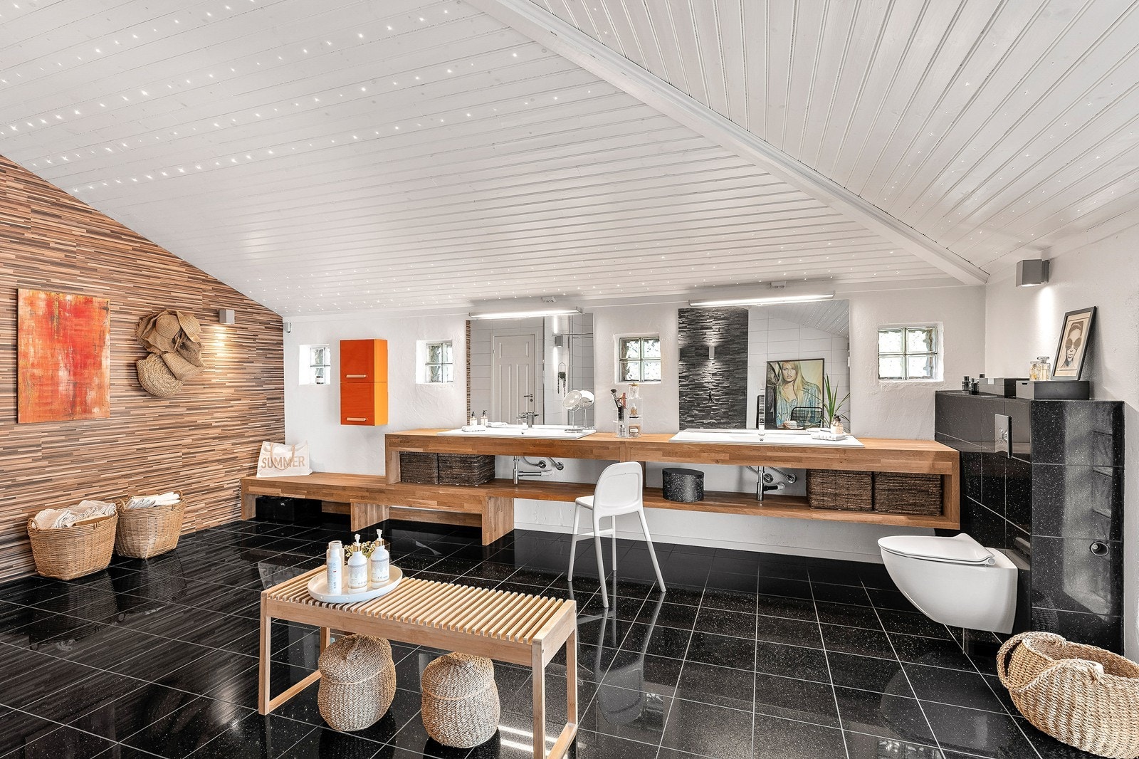 Bad har keramiske fliser på gulv, pusset mur overflater på yttervegger og plater på en vegg. Det er også varmekabler i gulv. Galleribilde