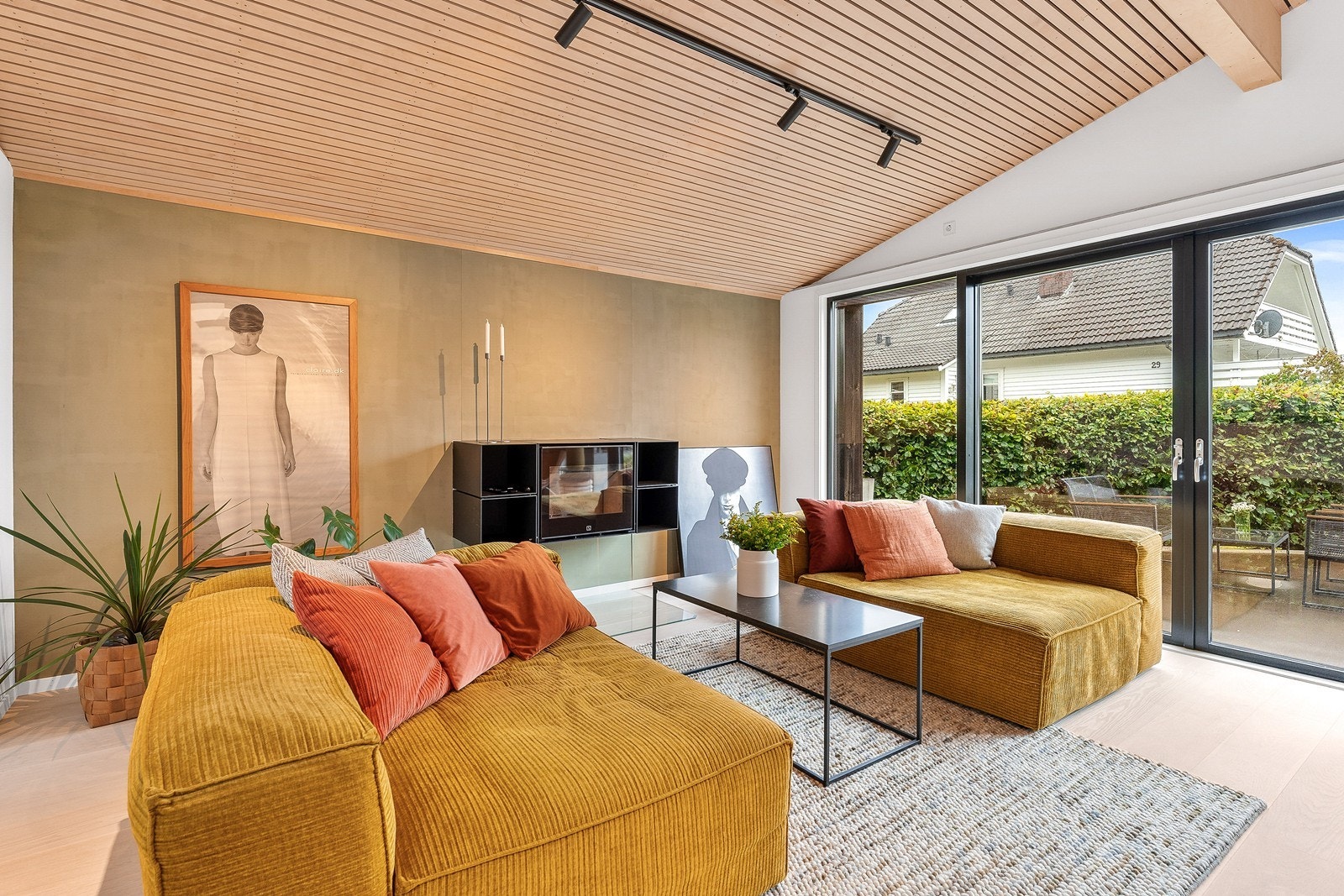 Vegger har slette malte flater i tidsriktige farger. Galleribilde