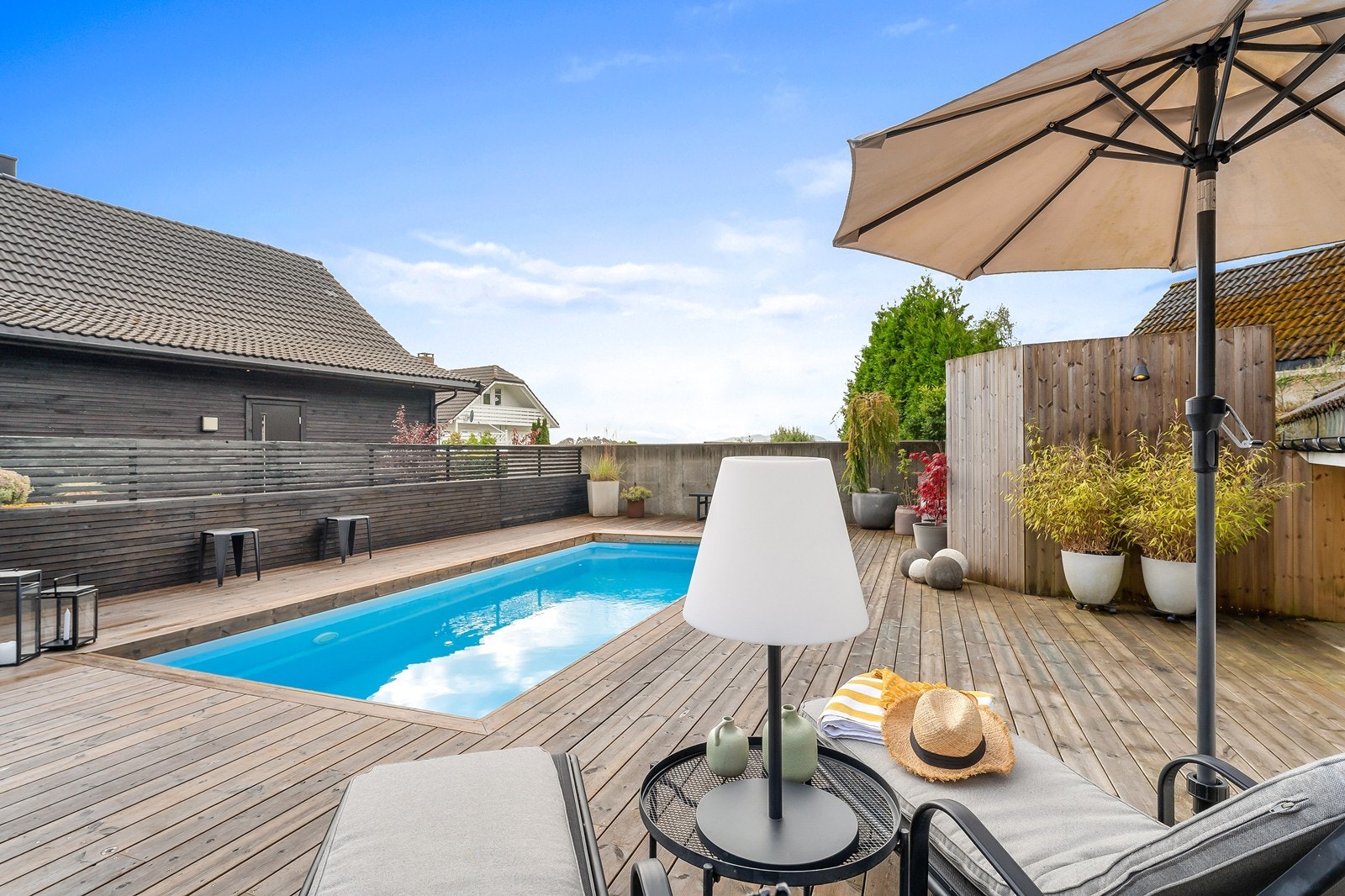 Meget flott opparbeidet tomt med blant annet svømmebasseng. Galleribilde