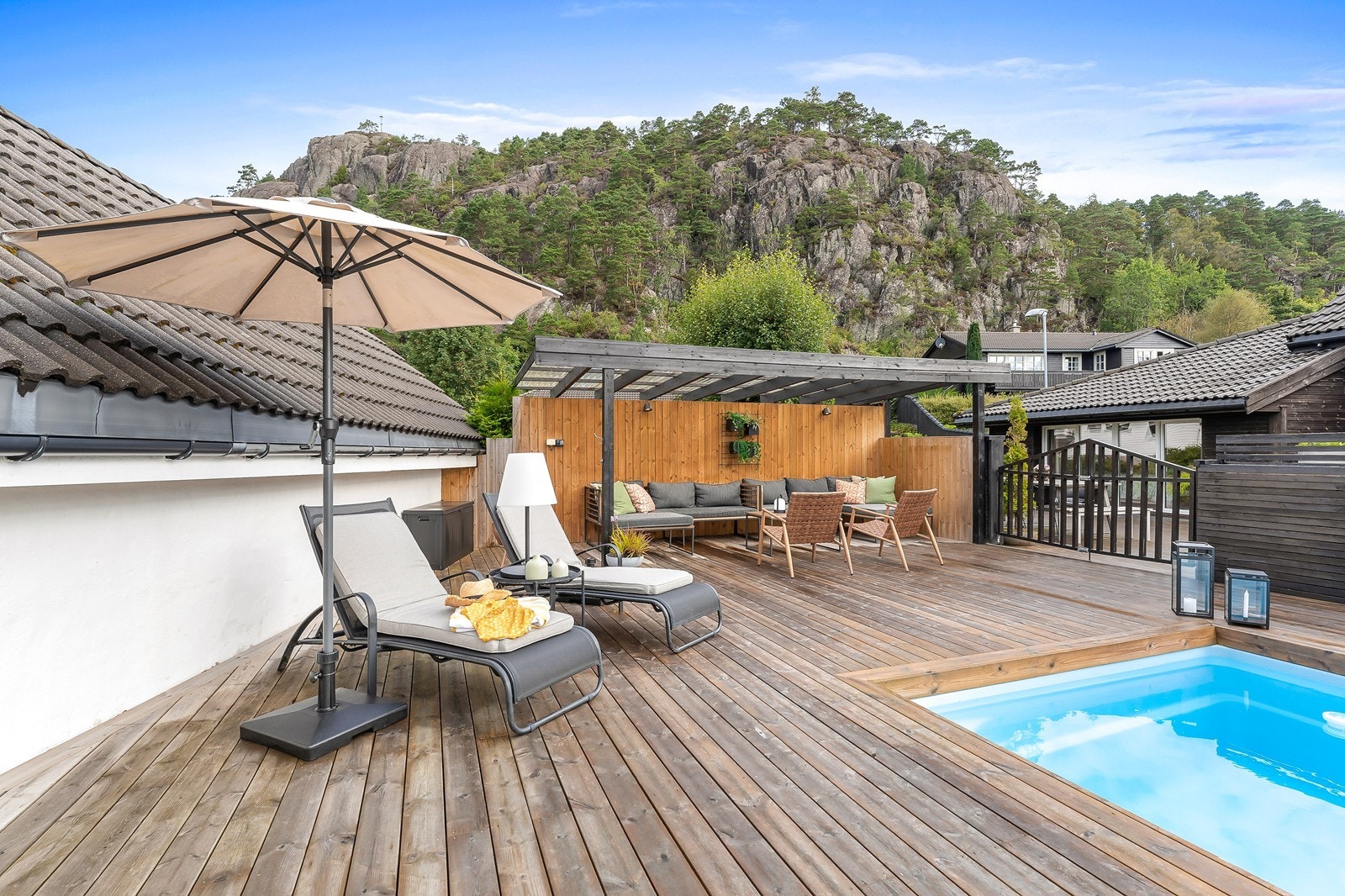 Her er det god plass til å invitere venner og familie på hagebesøk. Galleribilde