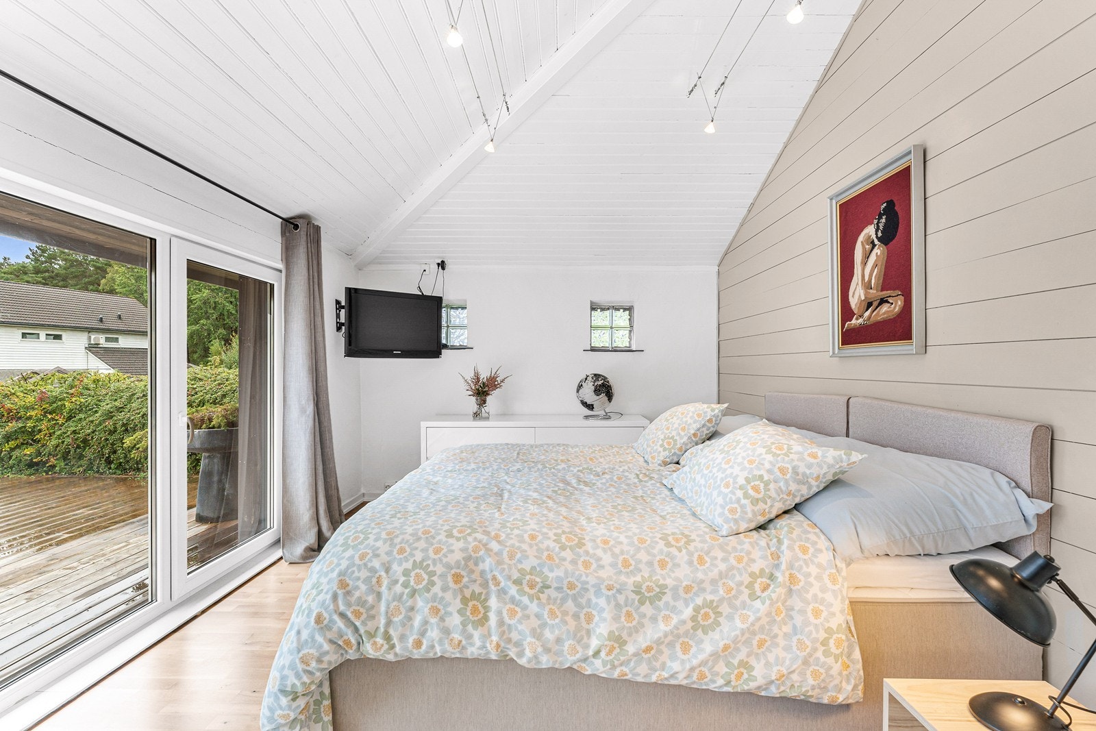 Fra soverommet er det utgang til en av flere uteområder i hagen. Galleribilde