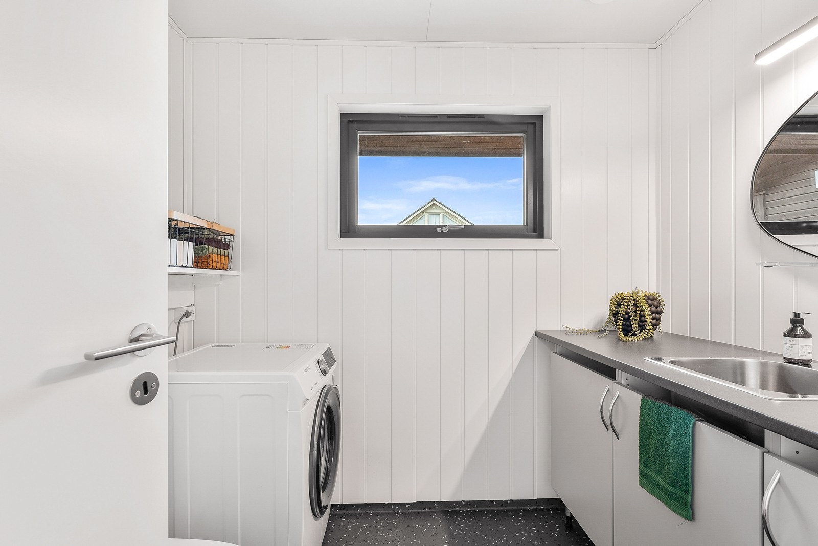Vaskerom i 1. etasje med praktisk innredning fra 2023. Galleribilde