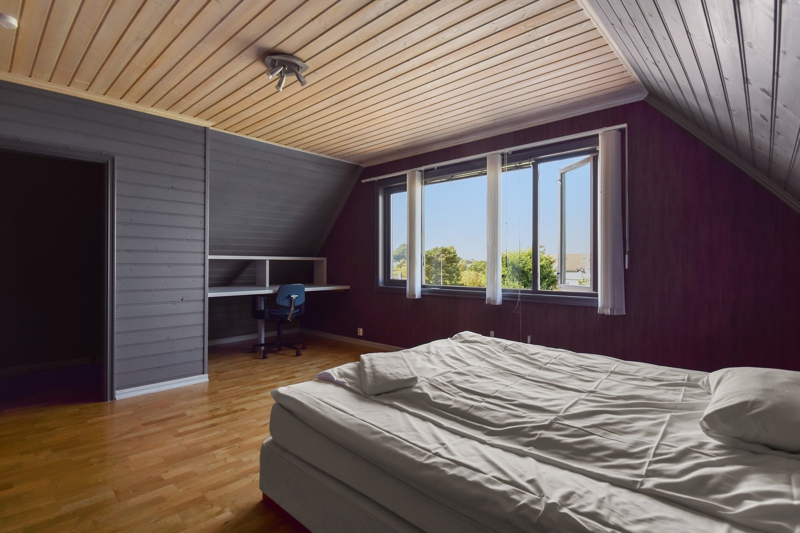 I andre etasje har en i tillegg en stor stue med flott utsikt mot vest Galleribilde