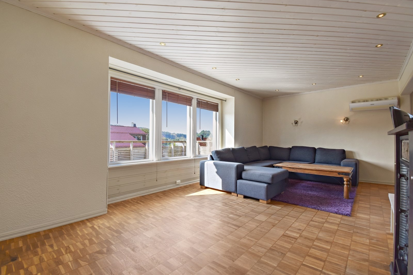 Fra de store vinduene har enn utsyn mot Storevatnet og Storeåsen i sørvest. Galleribilde