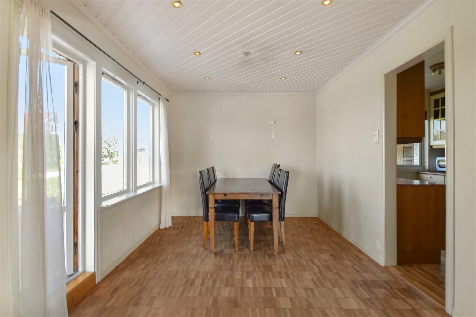 Den L-formet stuen kan enkelt inndeles i flere soner, spisestue, stue, tv-stue, lesekrok m.m Galleribilde