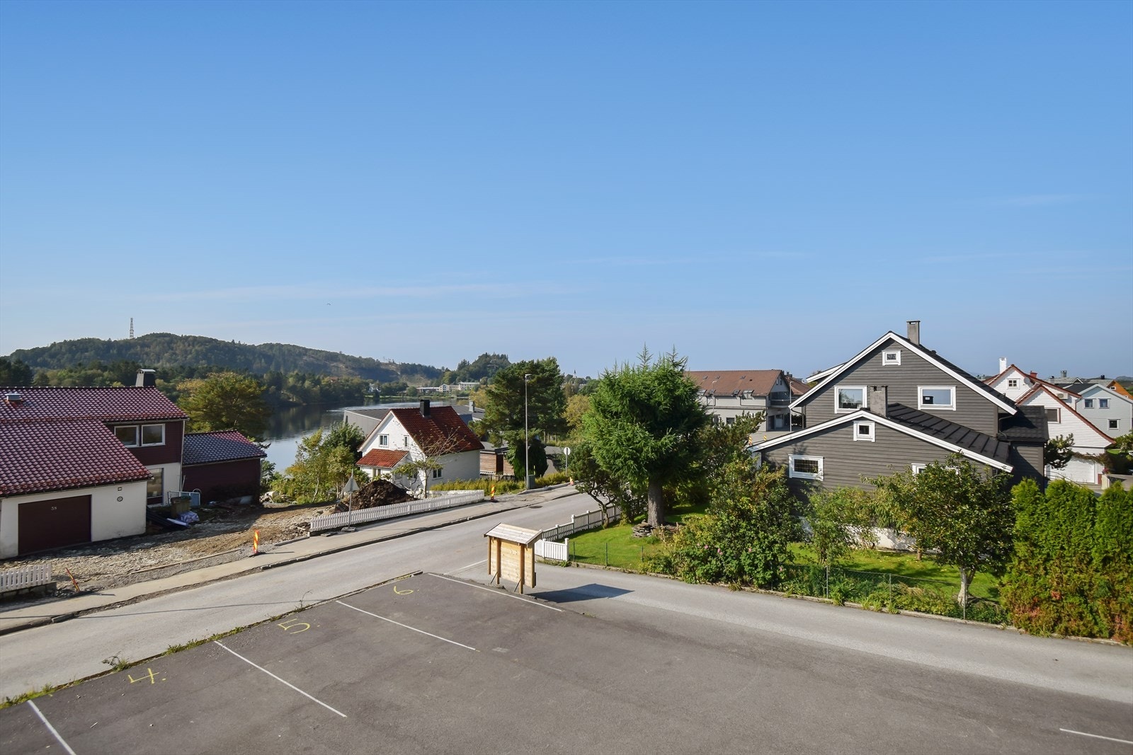 Fra boligen er det kort avstand til nydelige tur destinasjoner som Storevatnet og Storeåsen Galleribilde