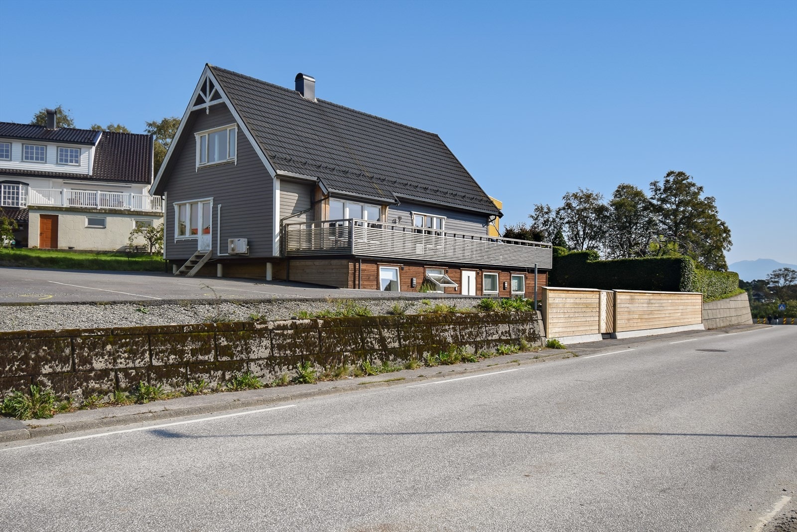 Velkommen til Firdavegen 31 - Enebolig med 2 godkjente sokkelleiligheter! Galleribilde