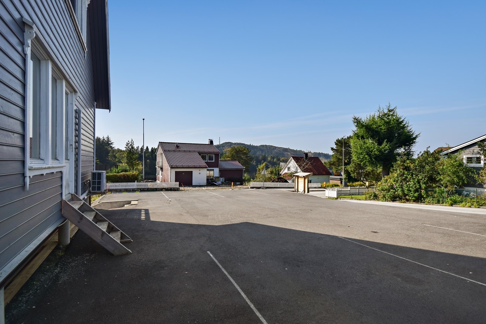 Boligen ligger i et etablert nabolag med gang /- sykkelvei til sentrumskjernen. Firdavegen er et ideelt strøk for barnefamilier som ønsker en sentral beliggenhet og samtidig kort vei til de fleste servicetilbud. Galleribilde