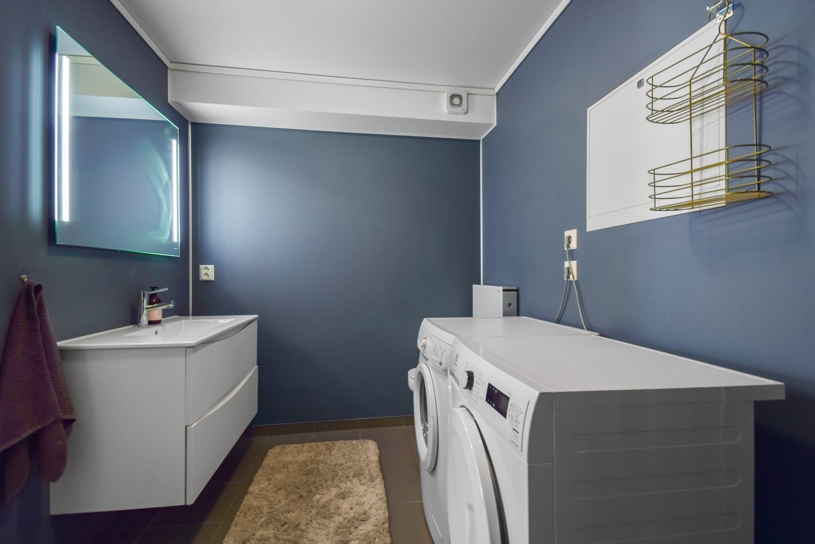 Innvendig overflater består av flislagt gulv og slette baderomsplate på vegg. Galleribilde